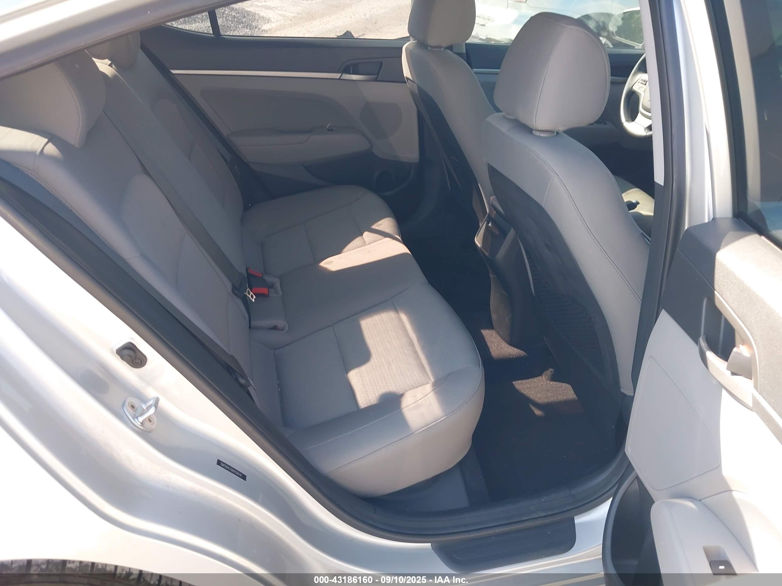 HYUNDAI ELANTRA image 8