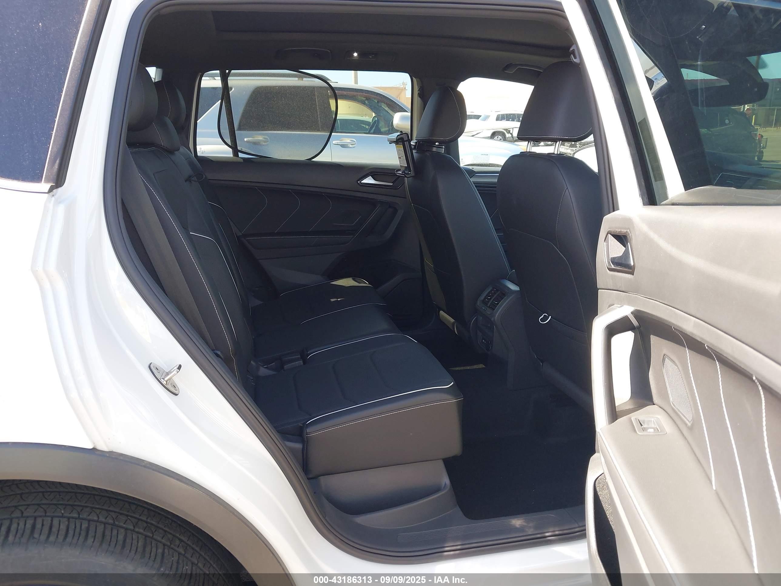 VOLKSWAGEN TIGUAN image 8