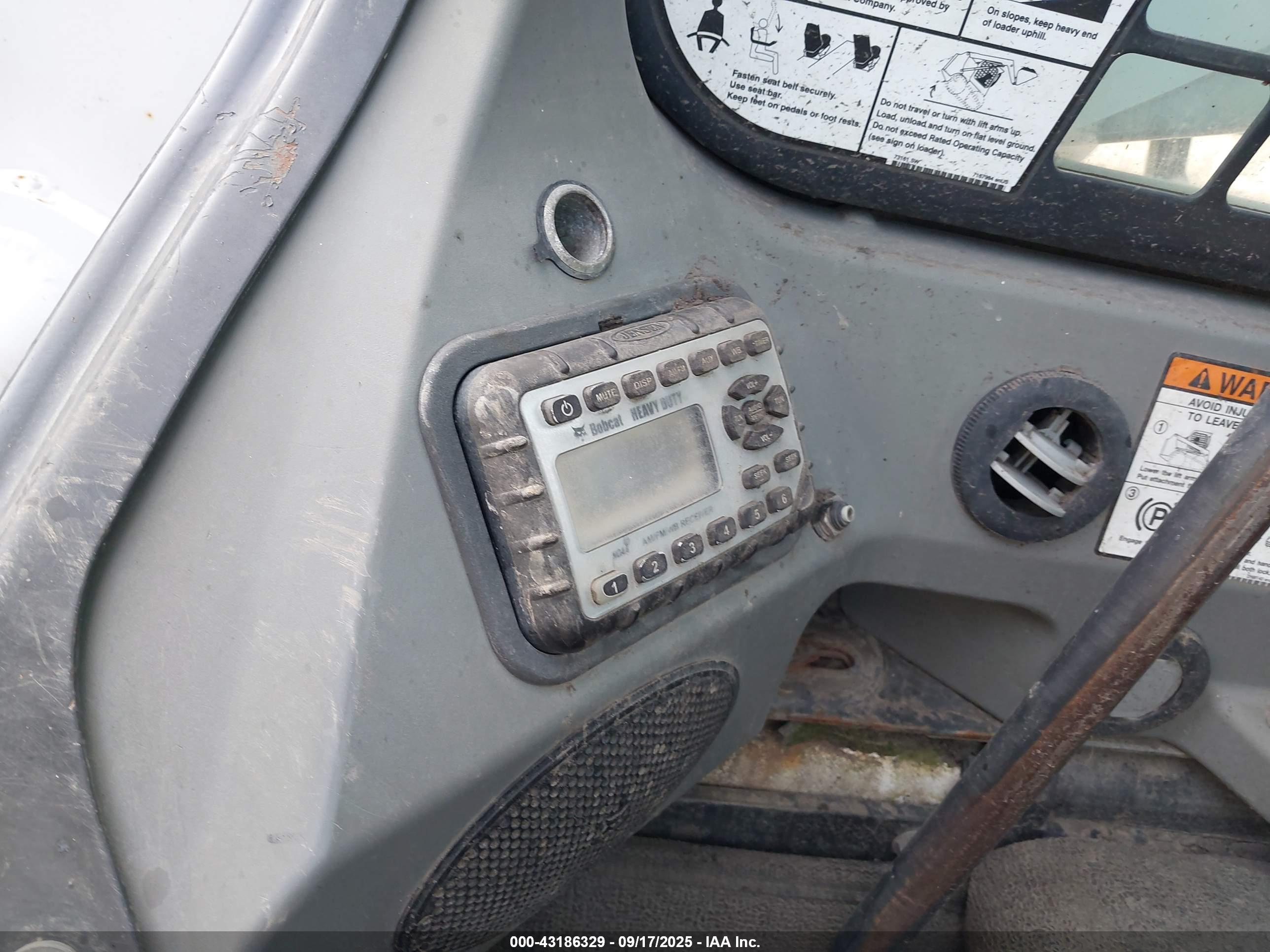 BOBCAT S750 image 7