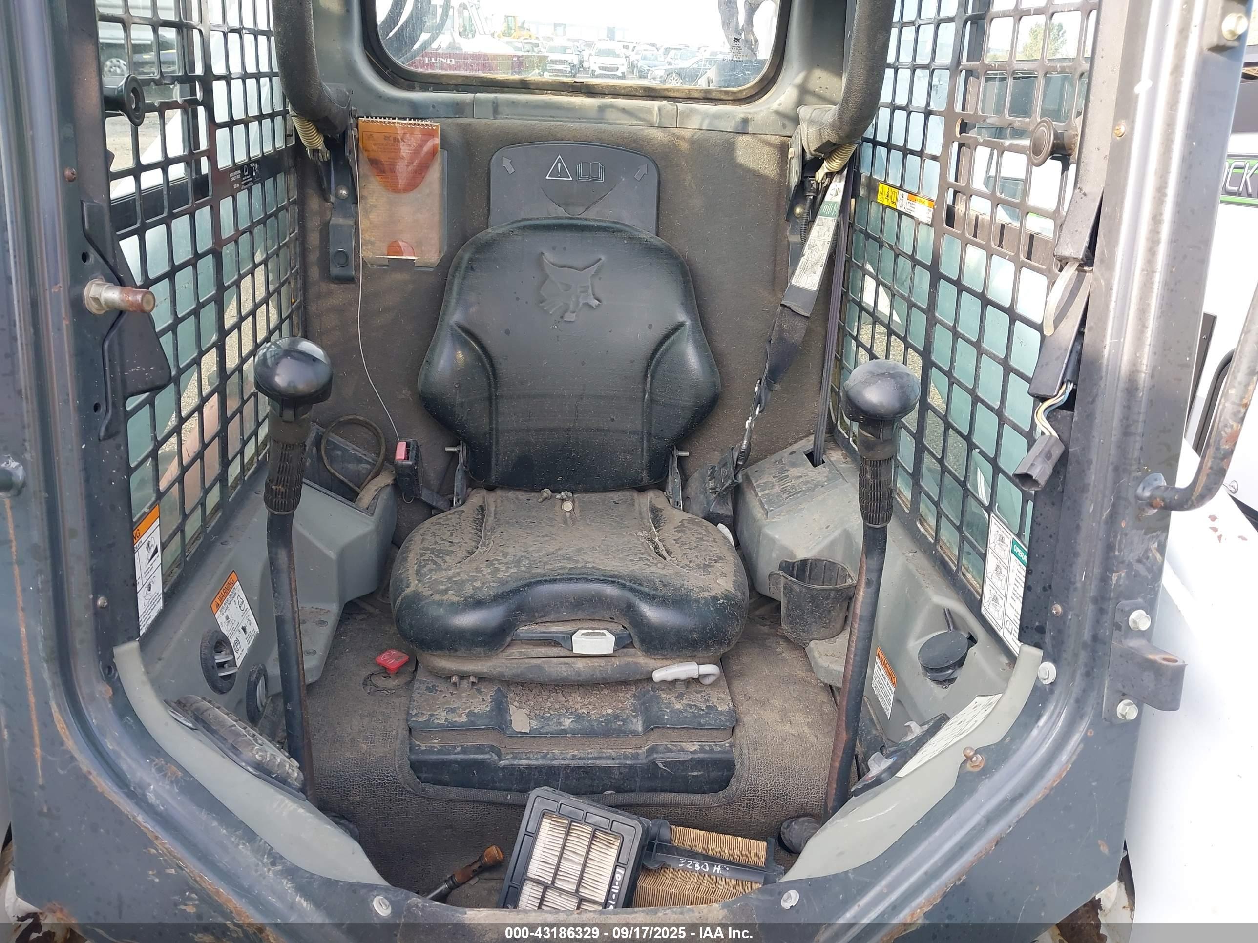 BOBCAT S750 image 8