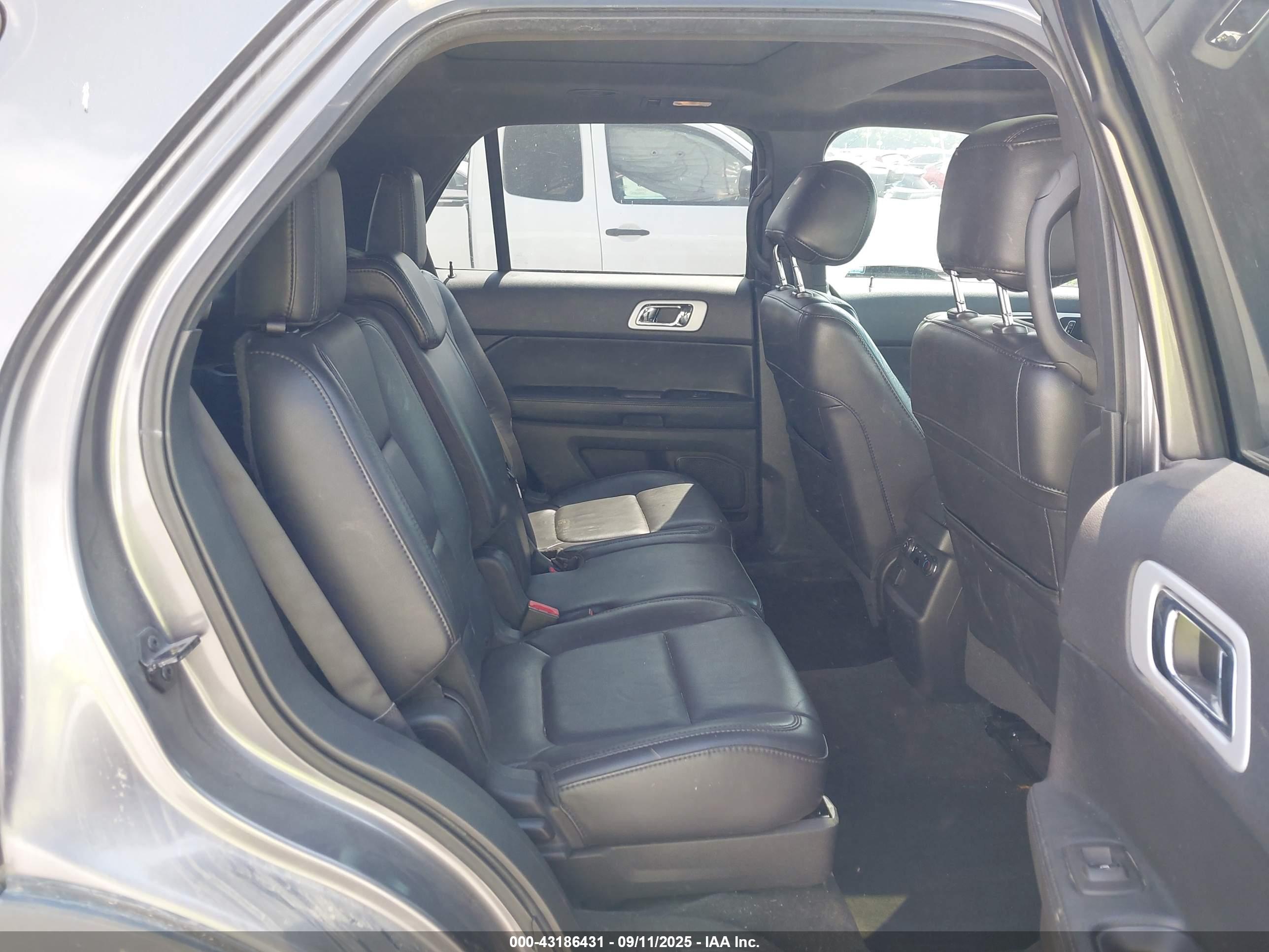 FORD EXPLORER image 8