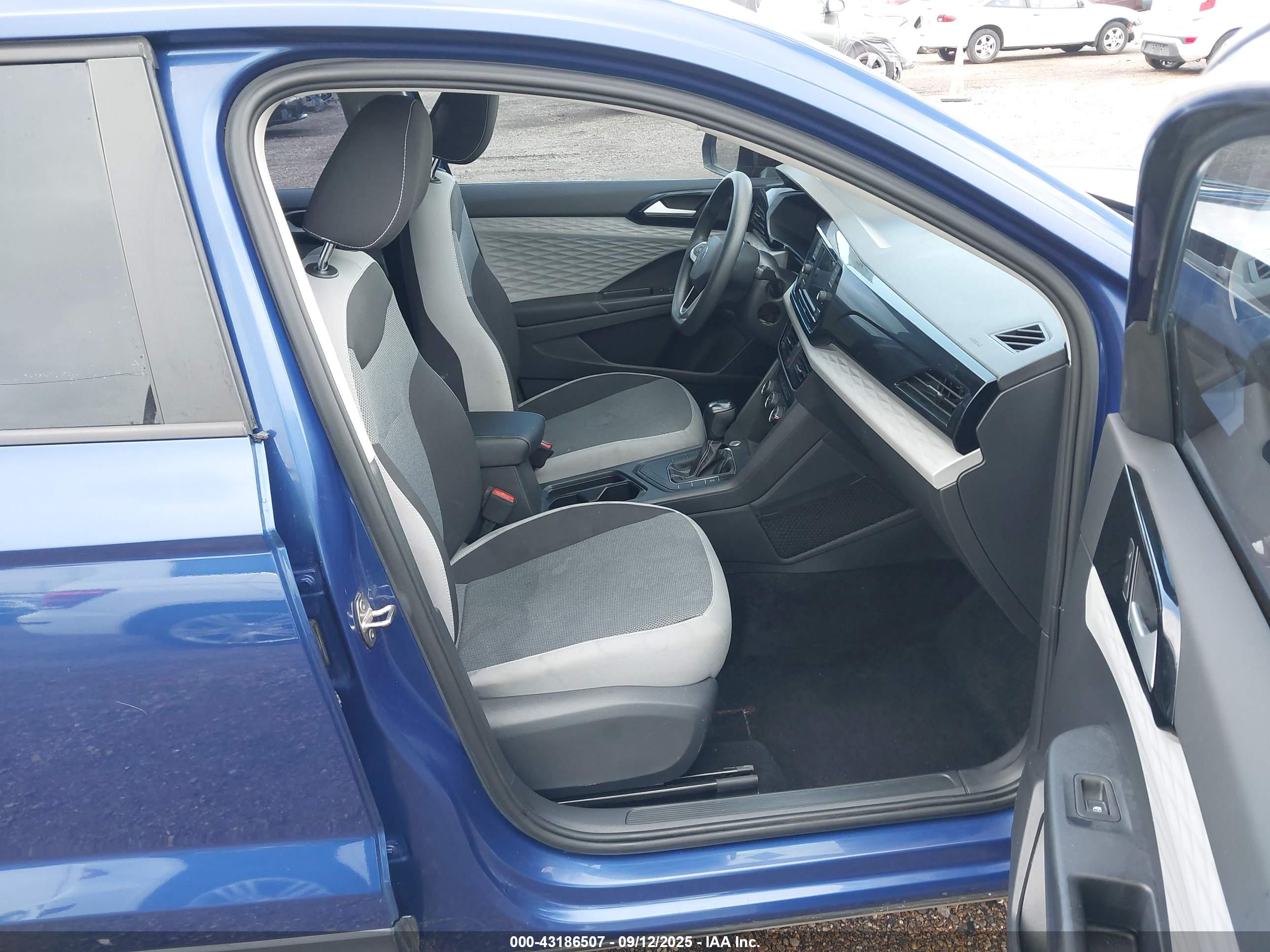 VOLKSWAGEN TAOS image 5