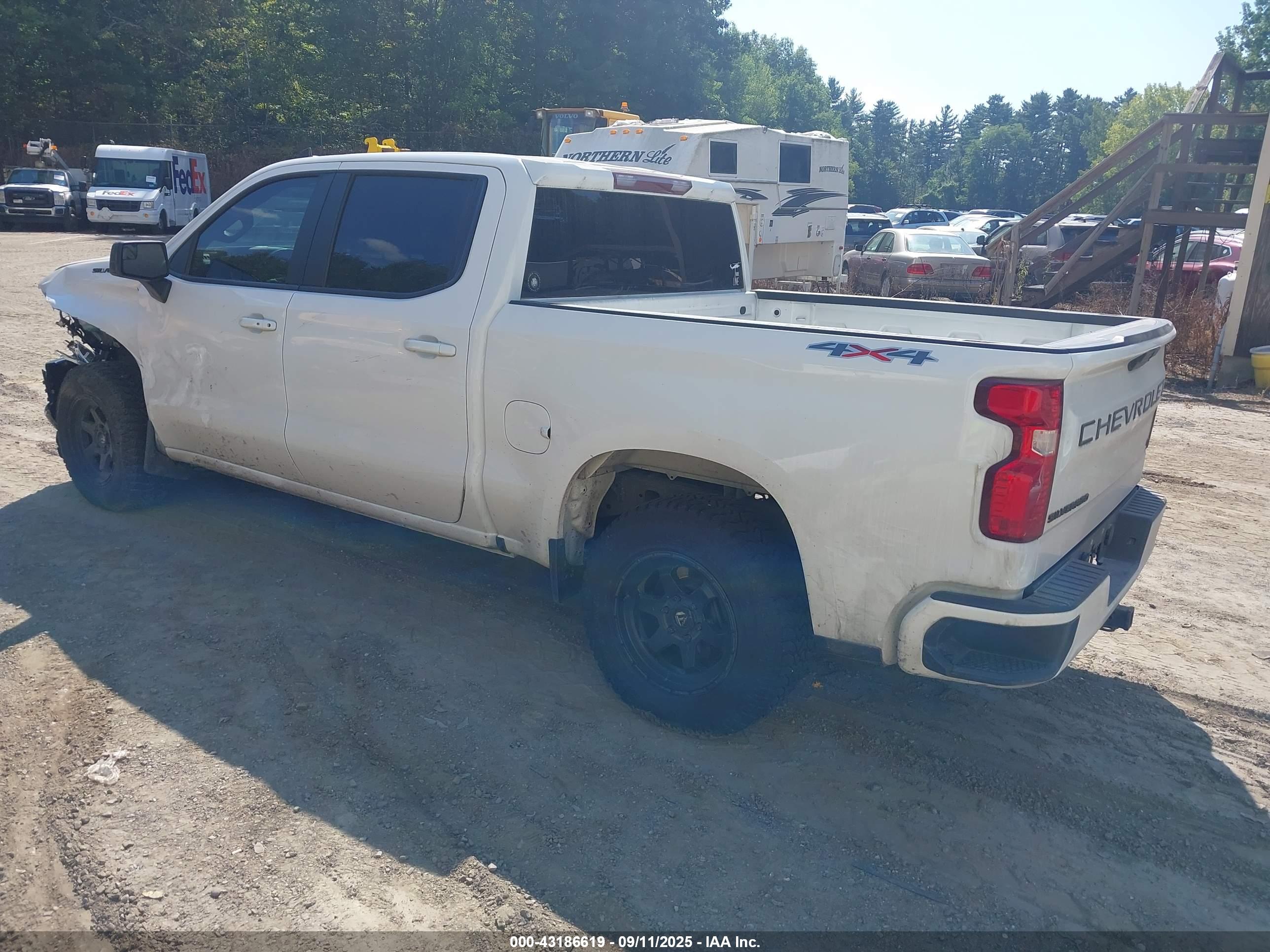 CHEVROLET SILVERADO image 3