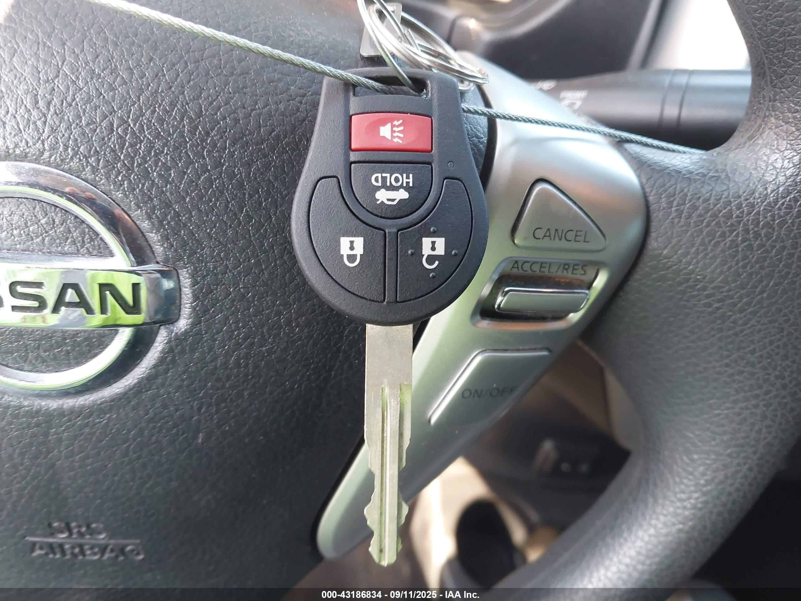 NISSAN VERSA image 11