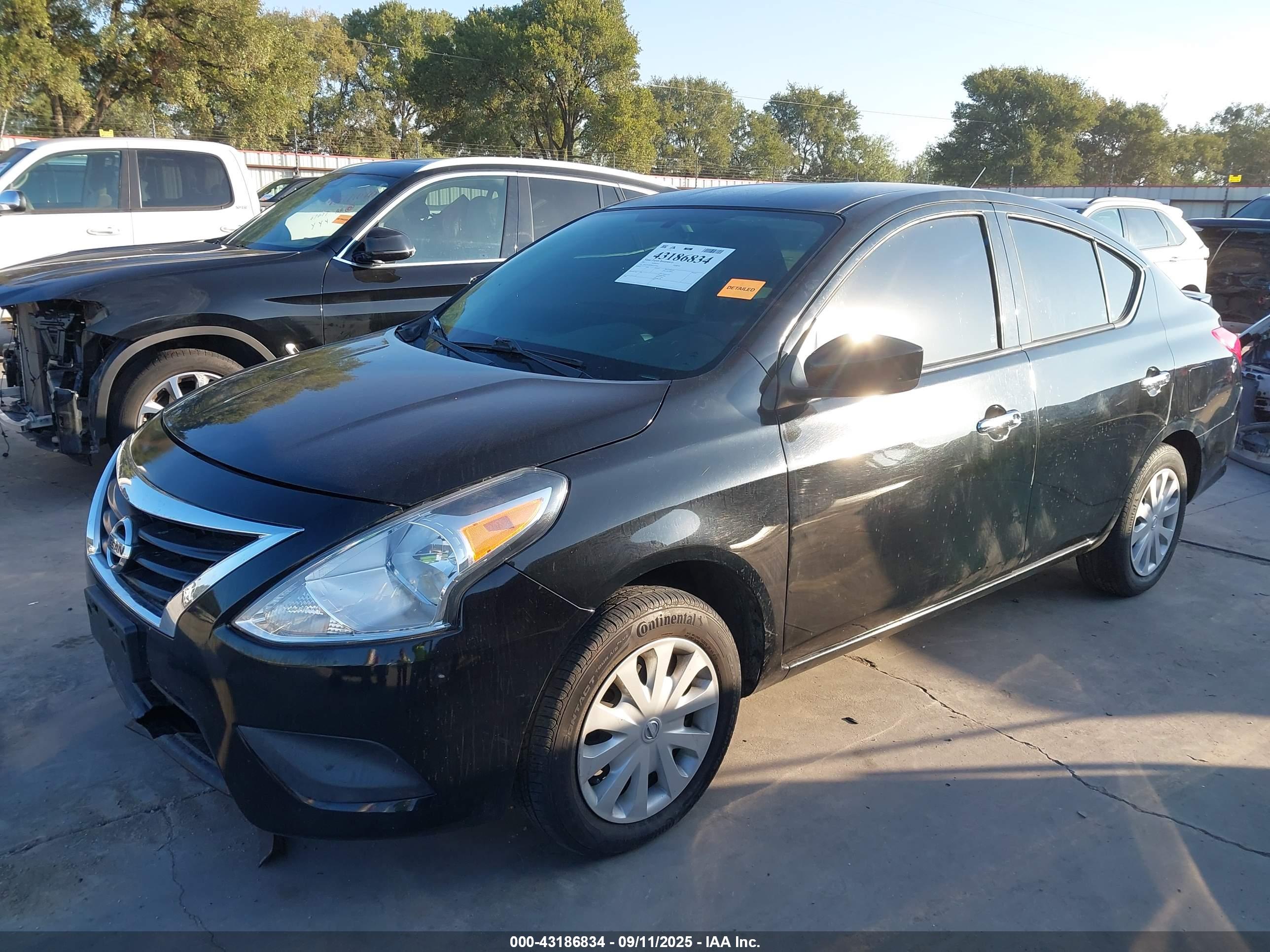 NISSAN VERSA image 2