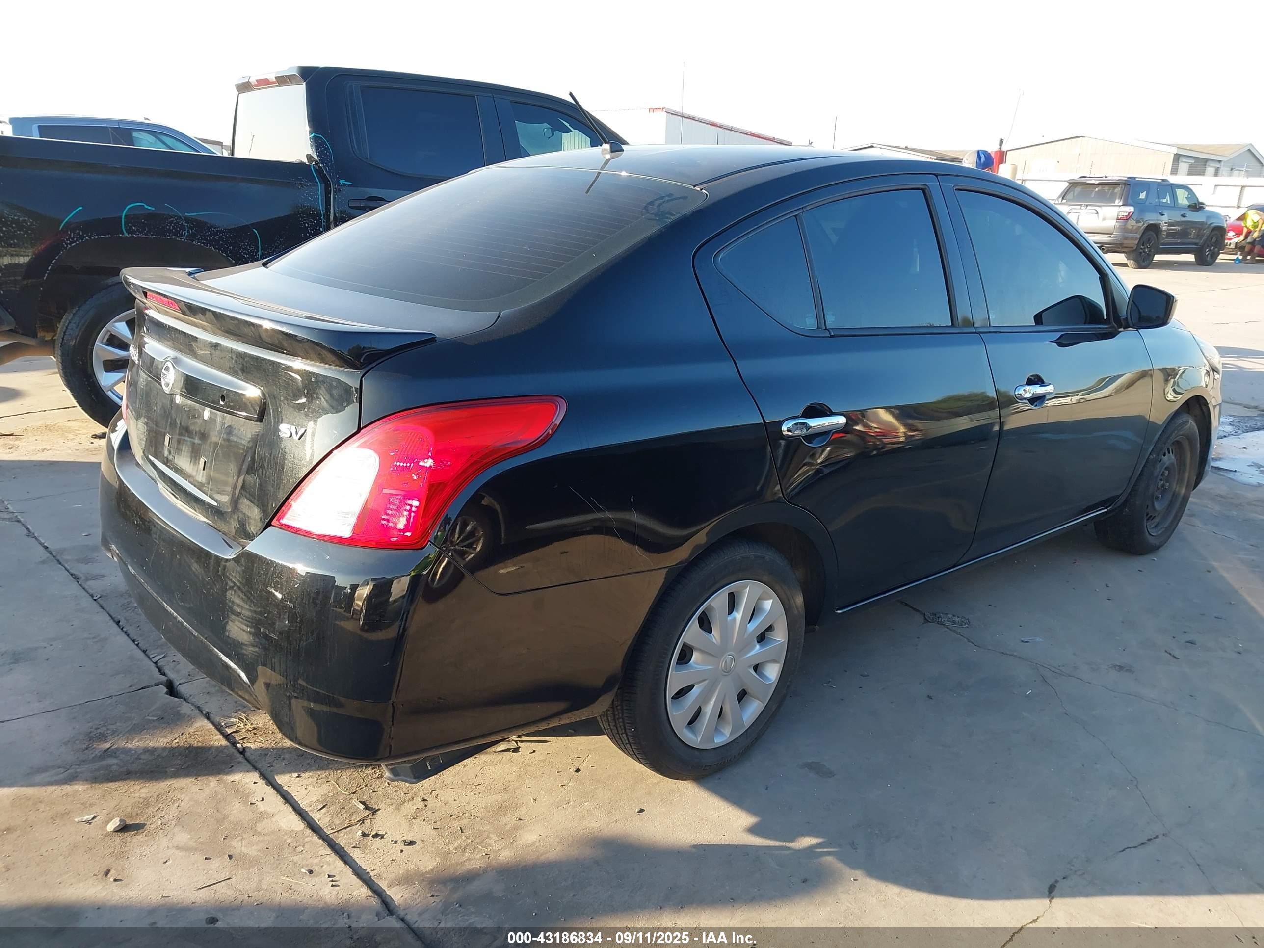 NISSAN VERSA image 4
