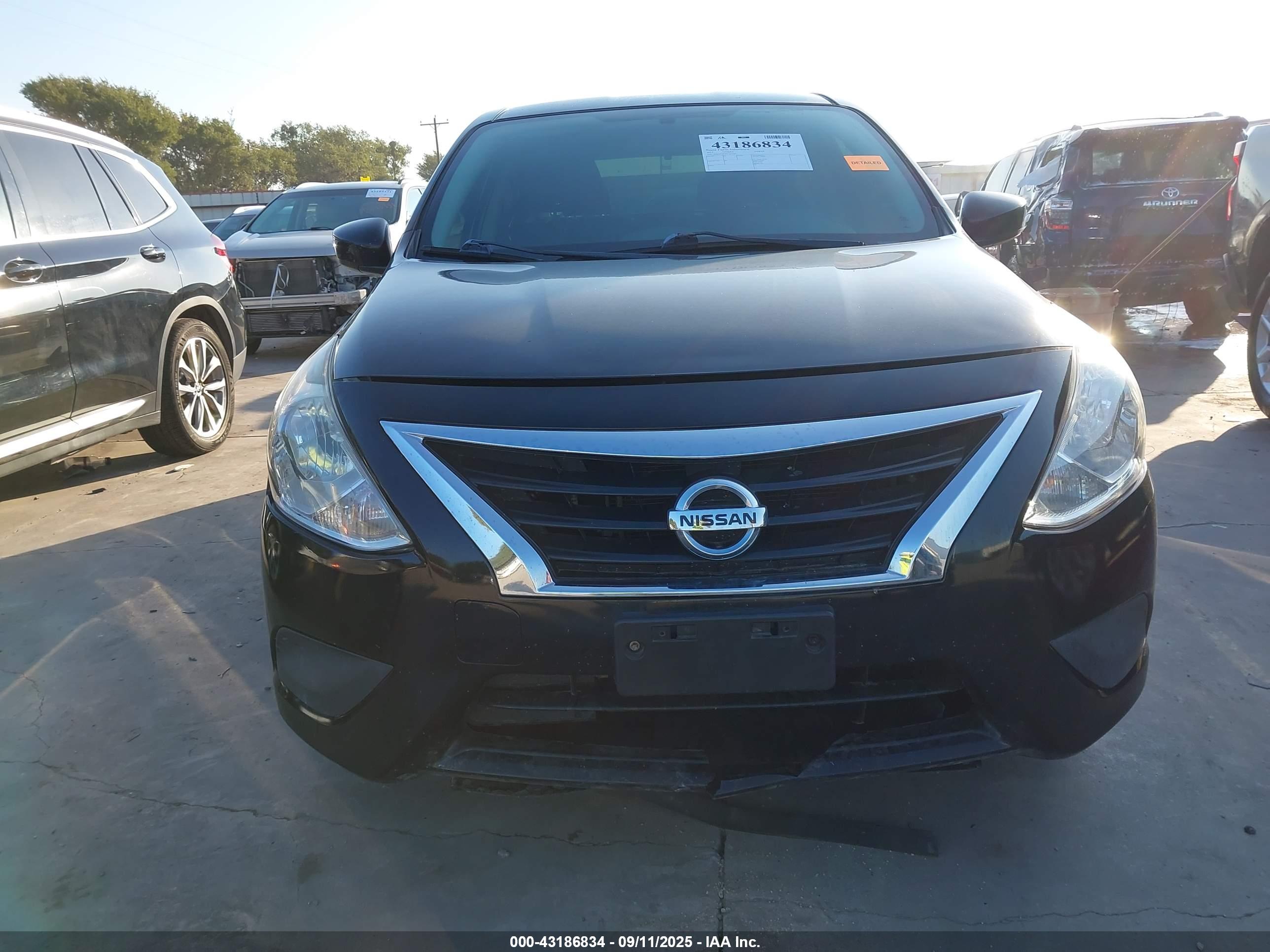 NISSAN VERSA image 6