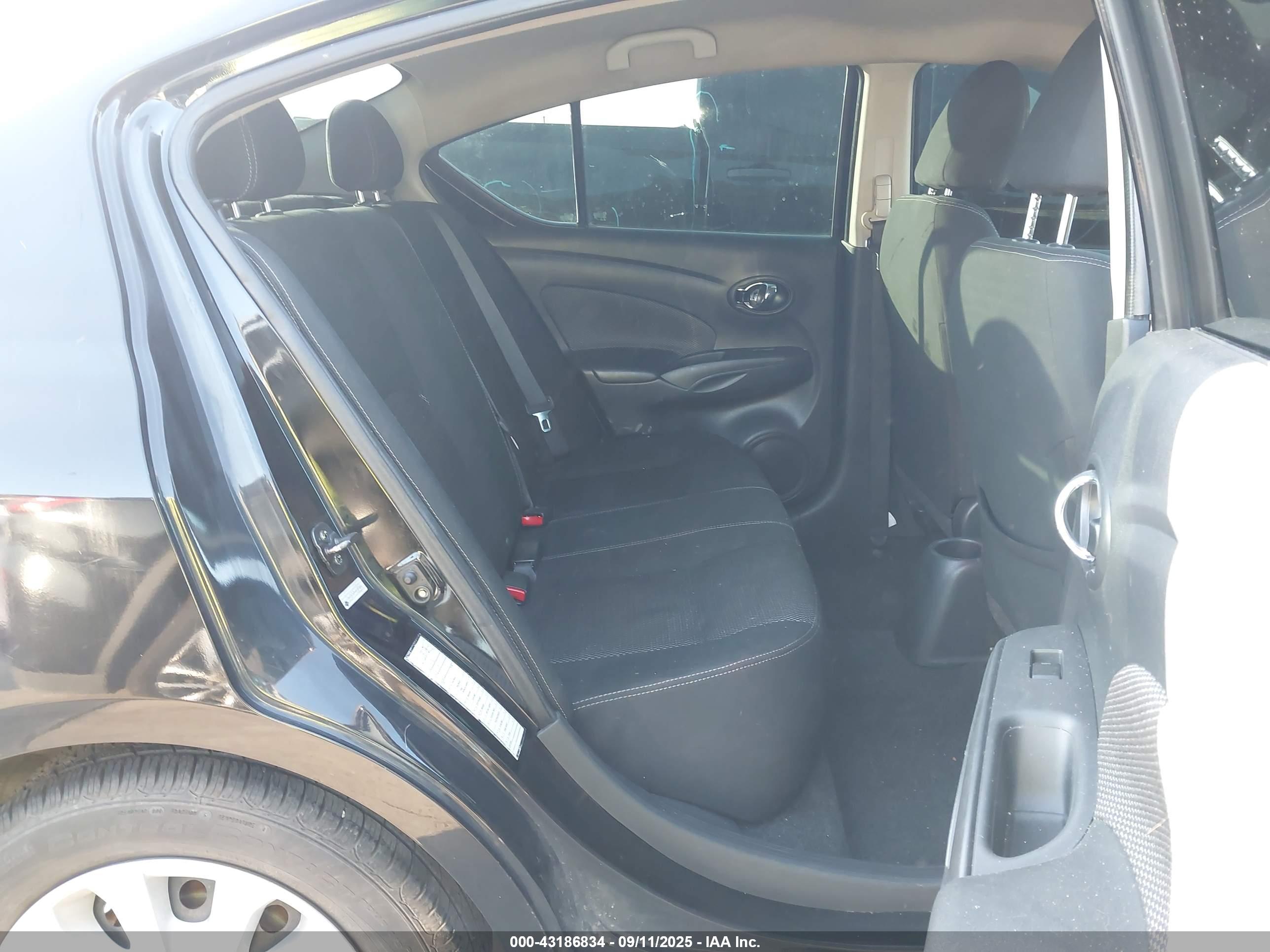 NISSAN VERSA image 8