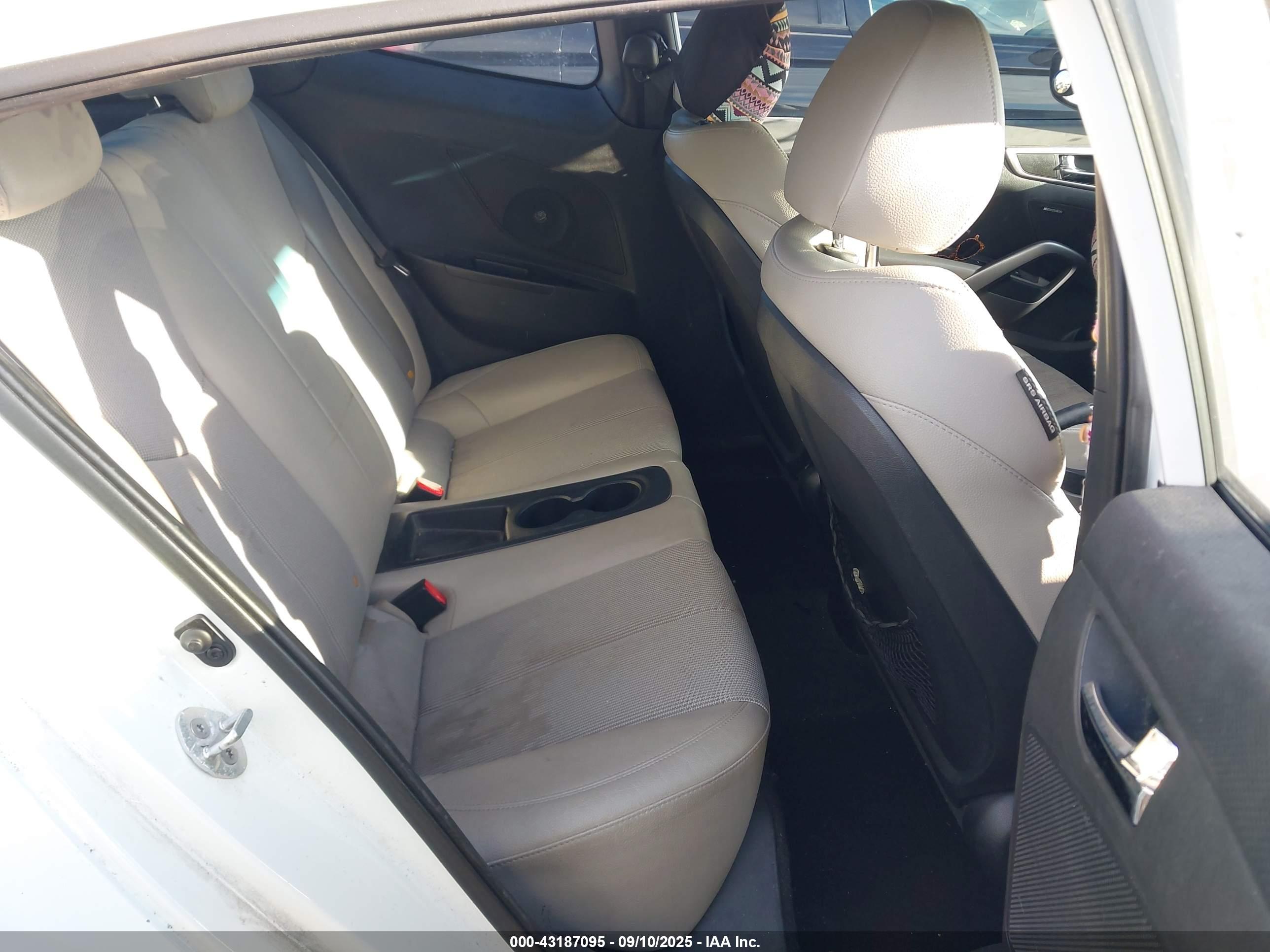 HYUNDAI VELOSTER image 8