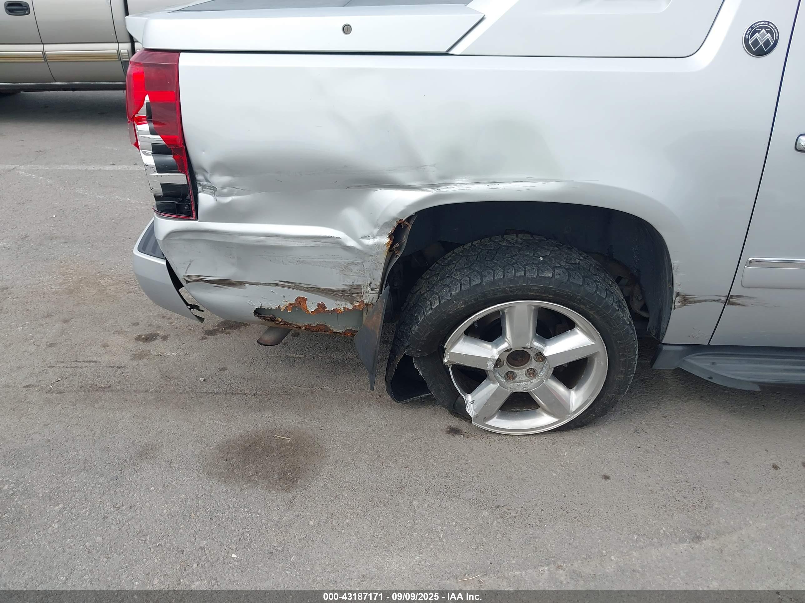 CHEVROLET AVALANCHE image 6