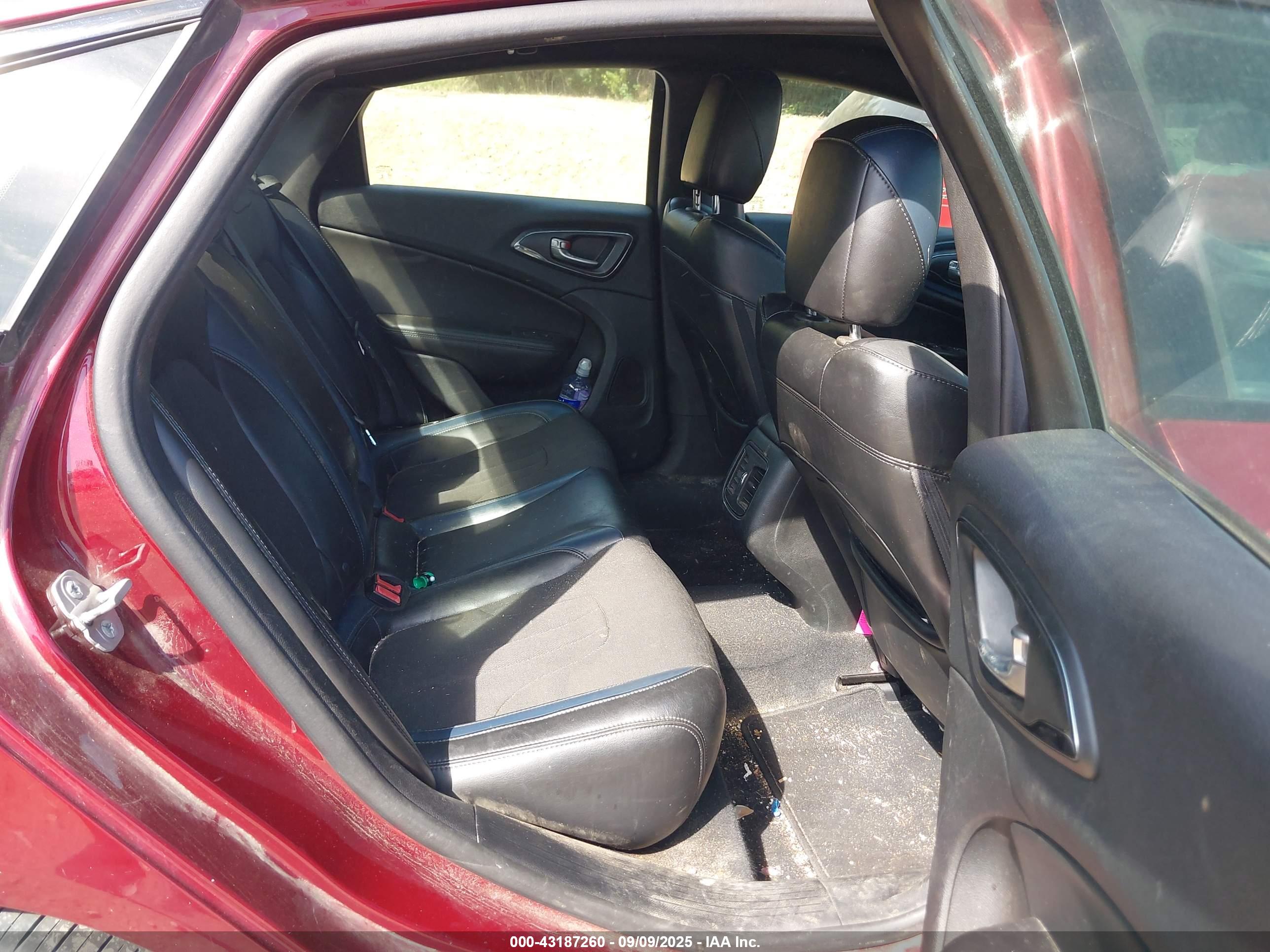 CHRYSLER 200 image 8