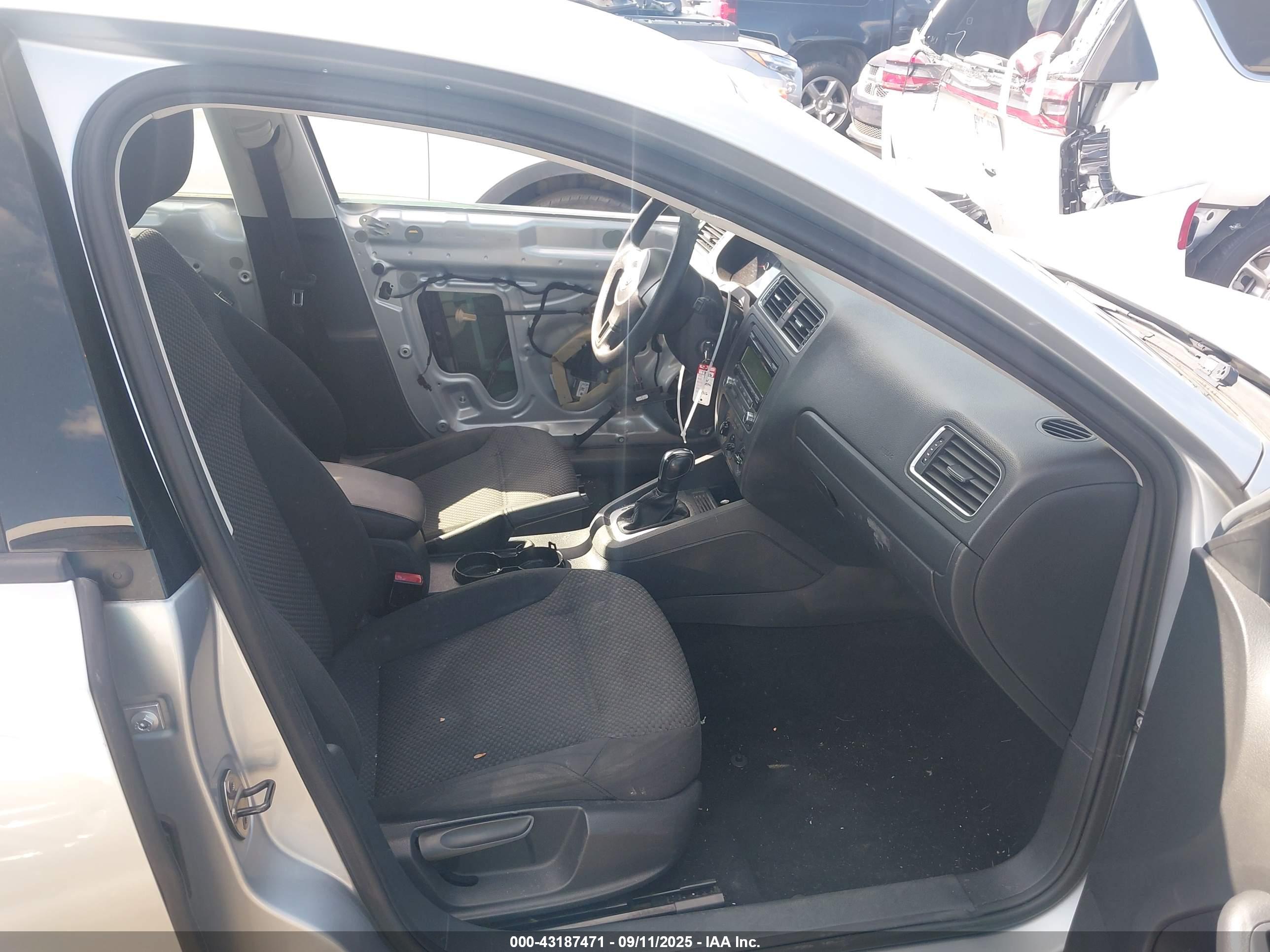 VOLKSWAGEN JETTA image 5