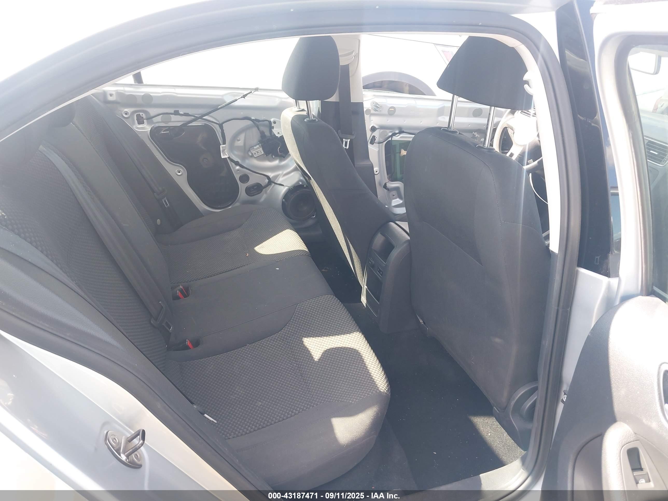 VOLKSWAGEN JETTA image 8