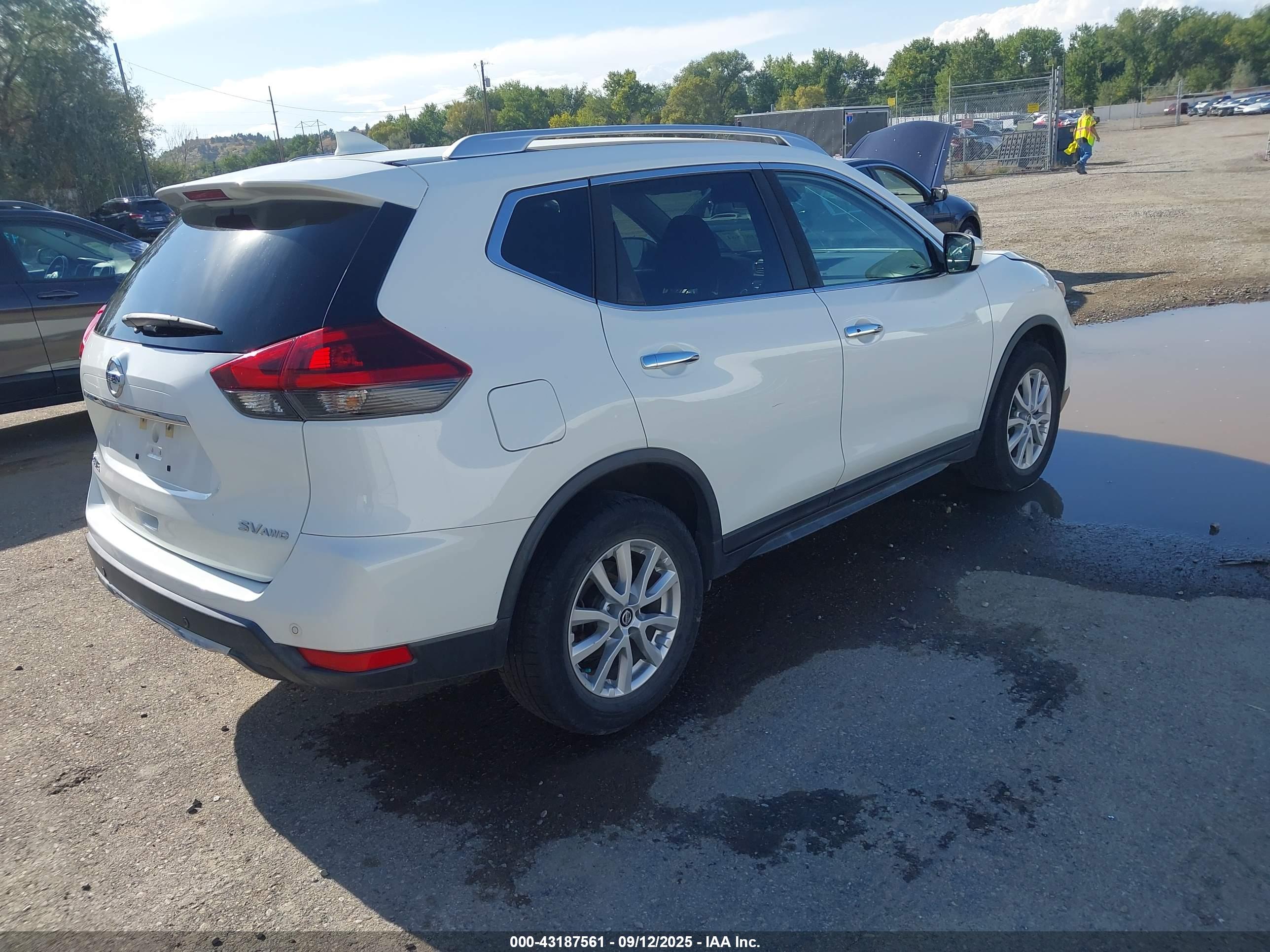 NISSAN ROGUE image 4