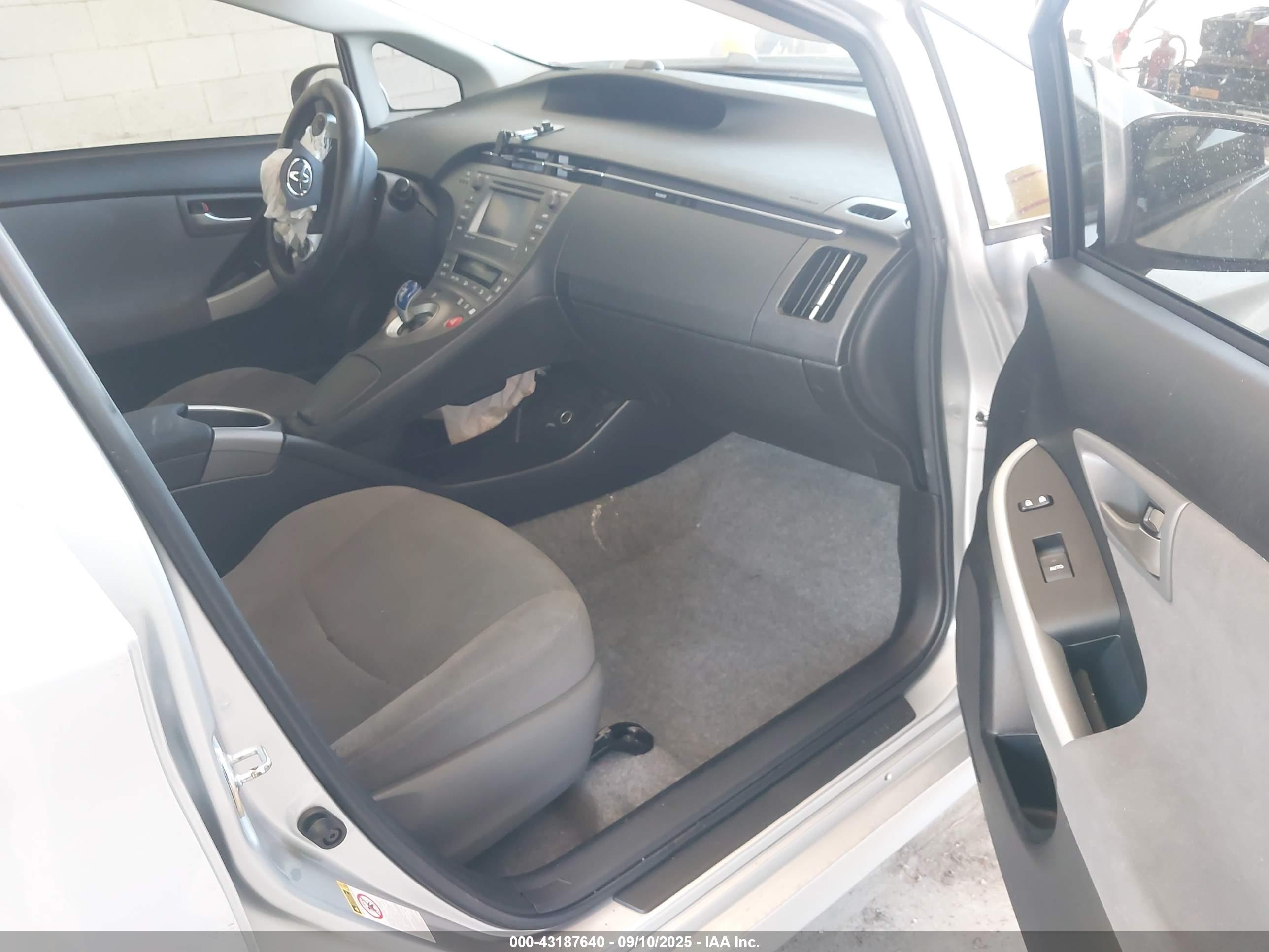 TOYOTA PRIUS image 5
