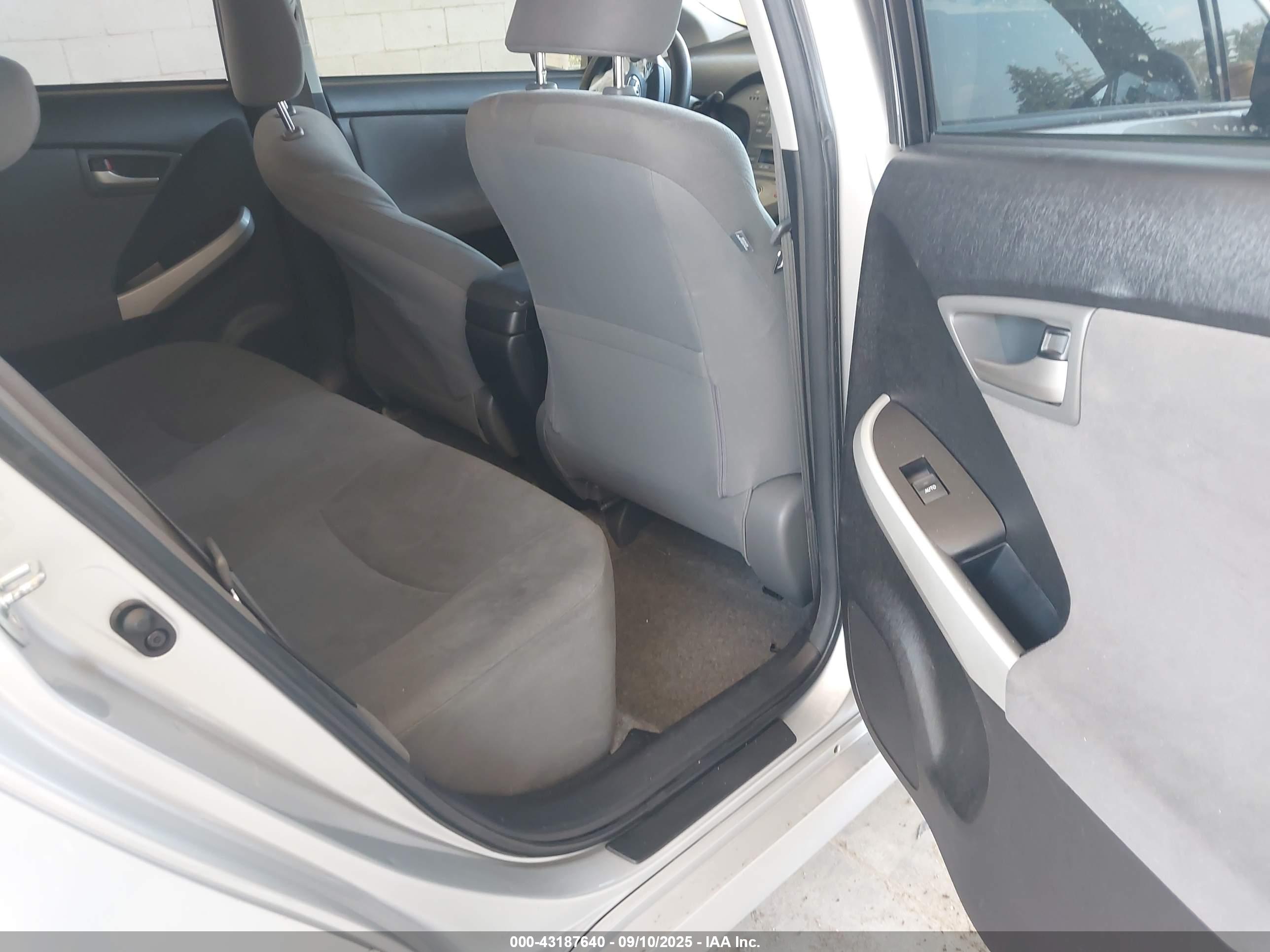 TOYOTA PRIUS image 8