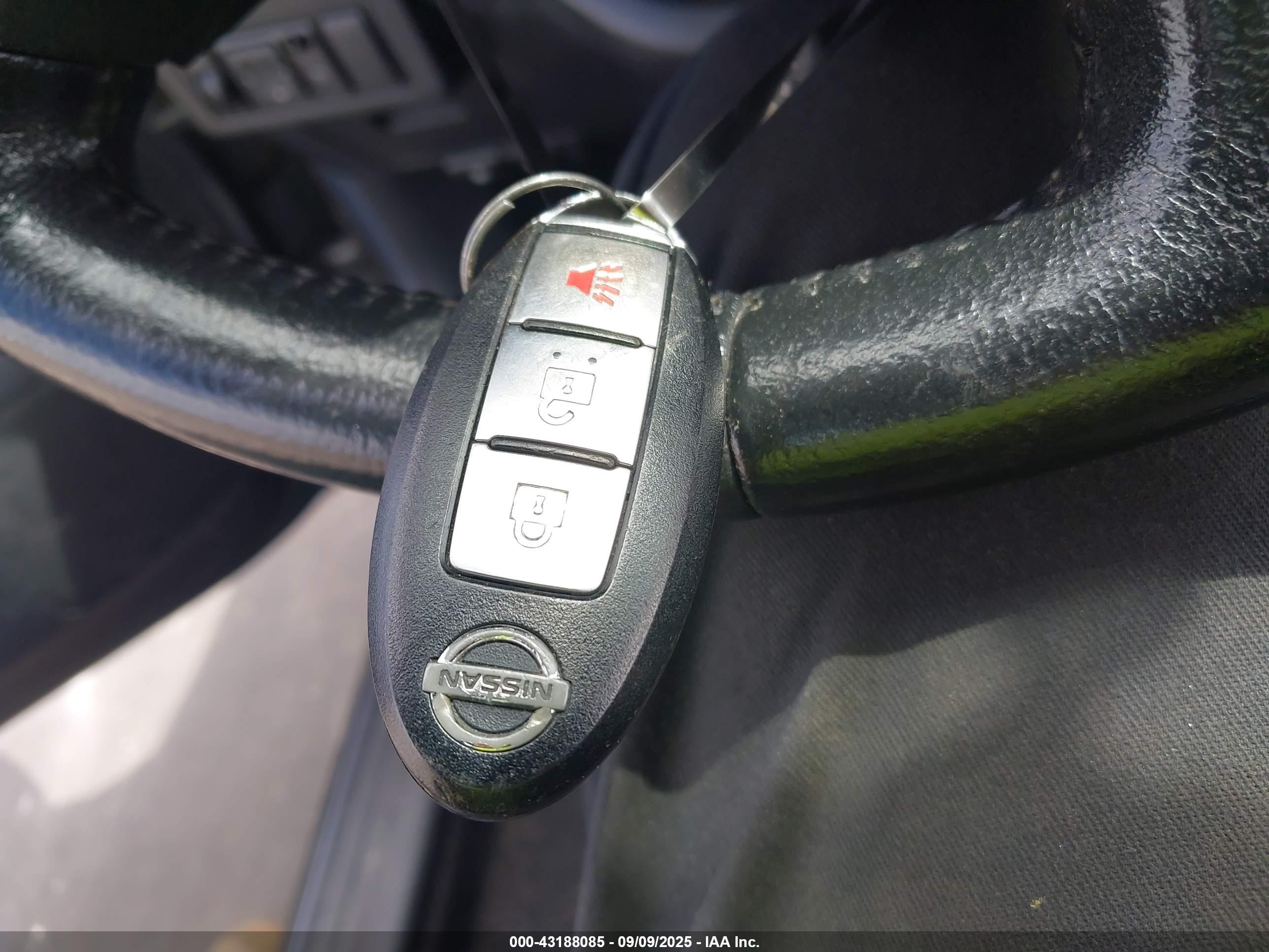 NISSAN VERSA image 11