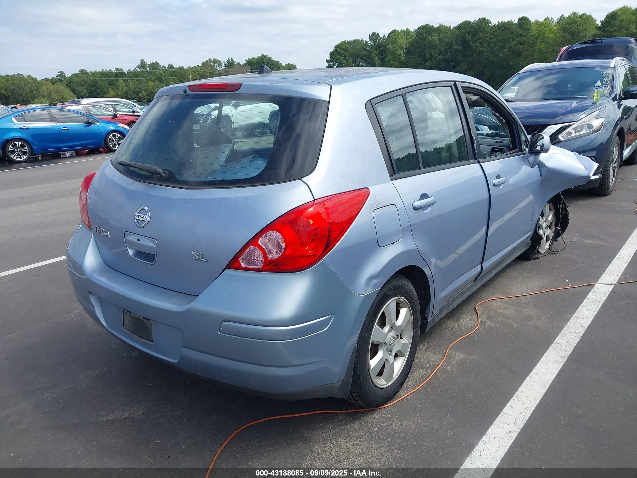NISSAN VERSA image 4