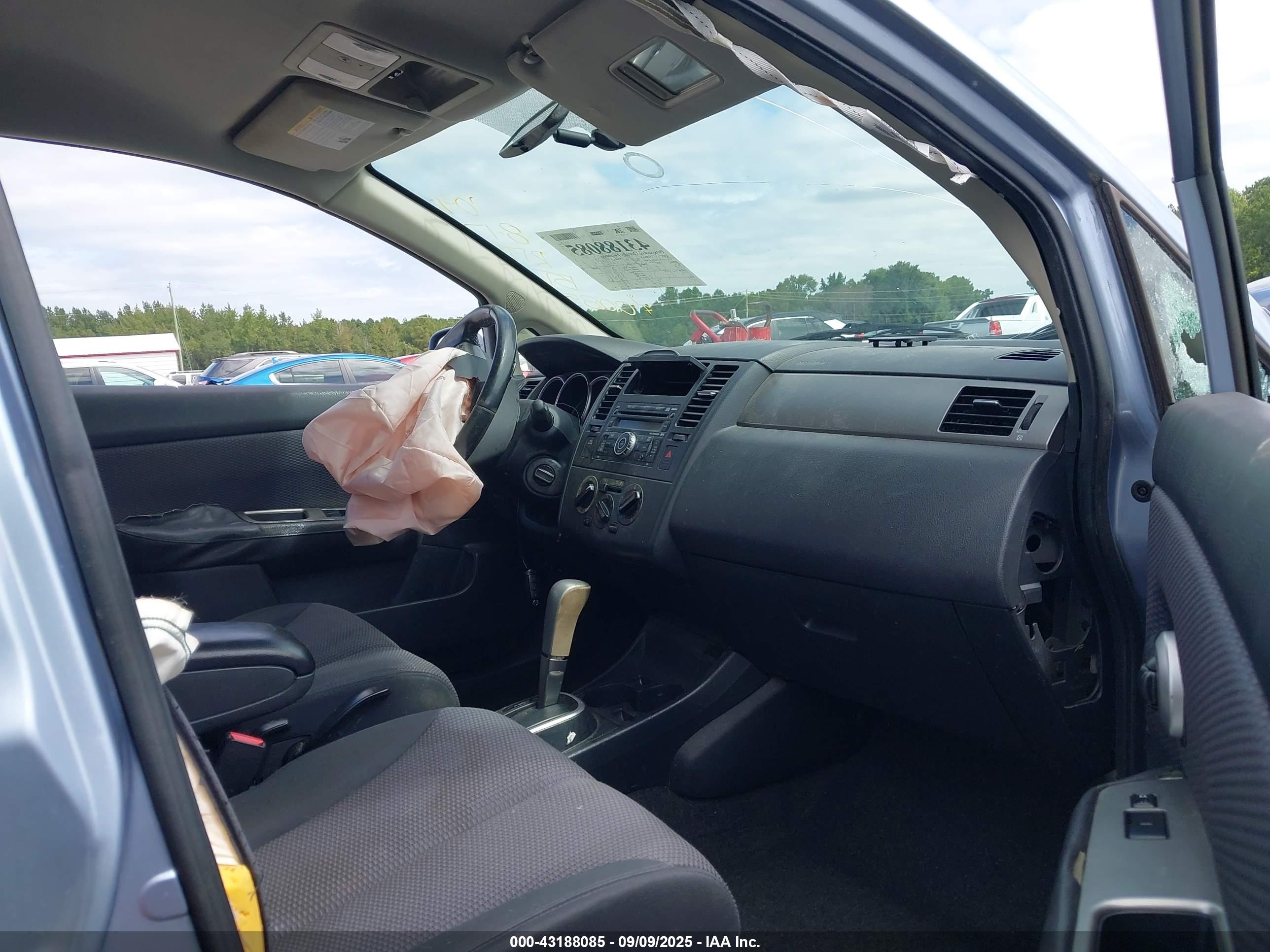 NISSAN VERSA image 5