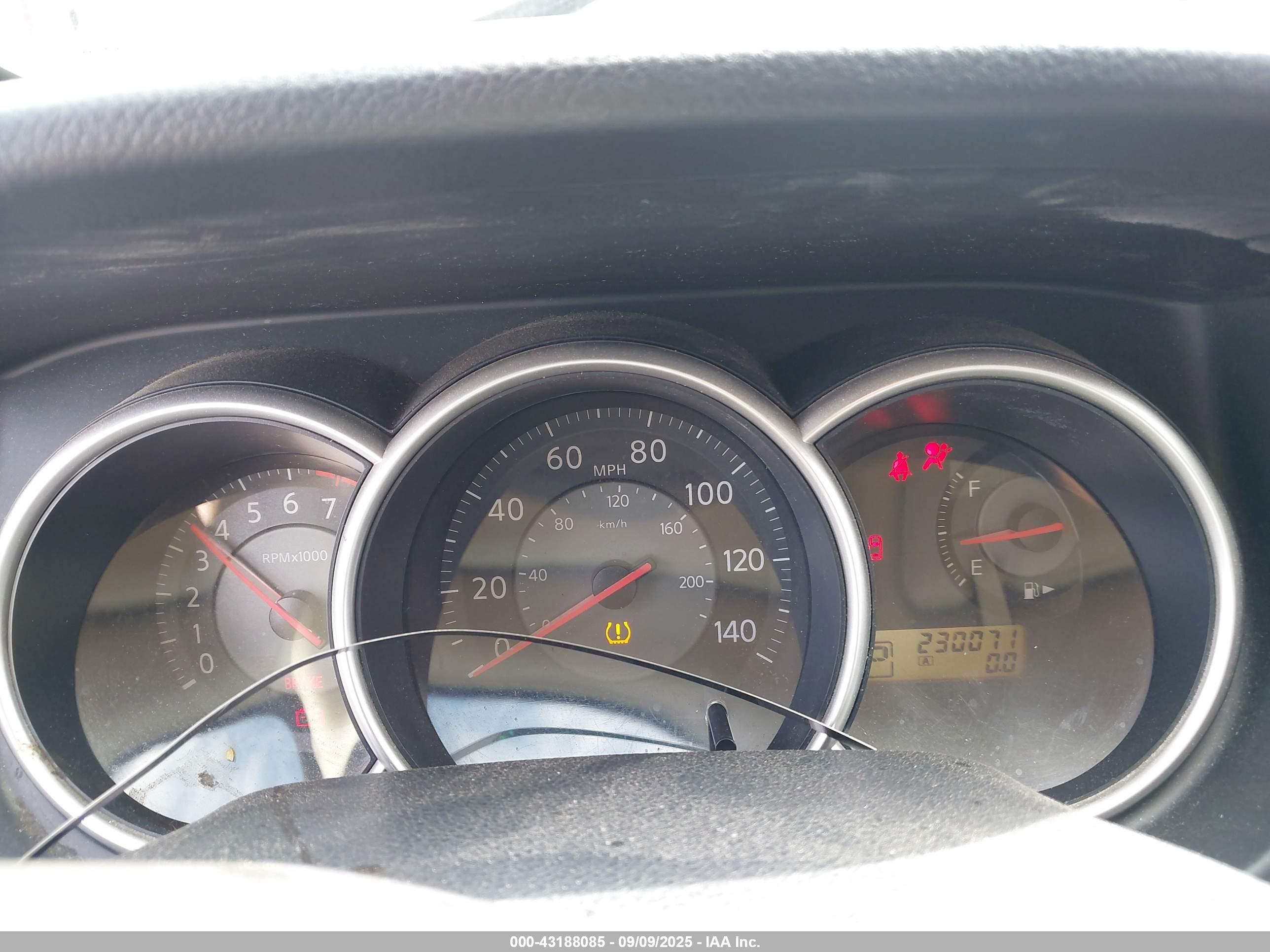 NISSAN VERSA image 7