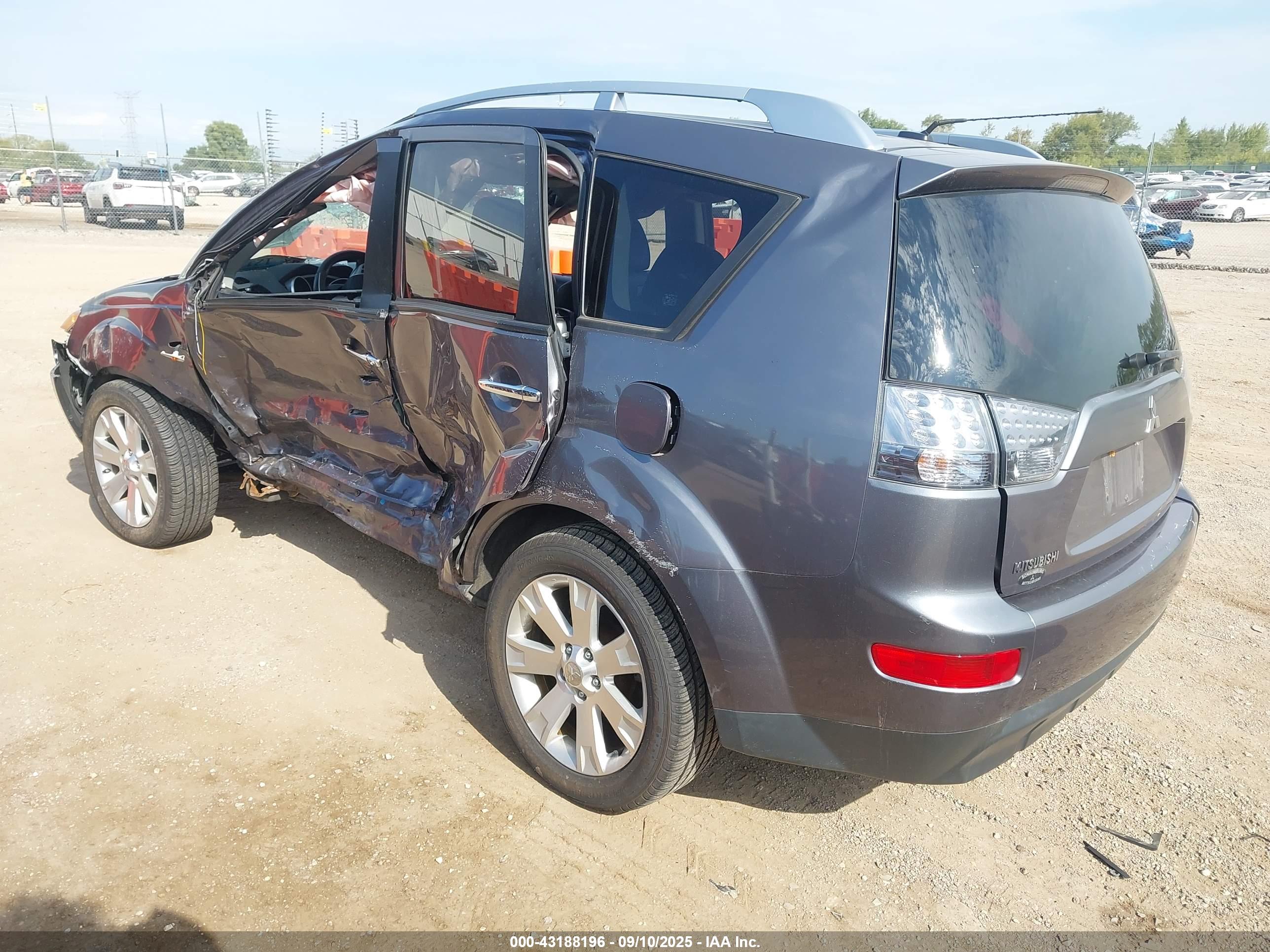 MITSUBISHI OUTLANDER image 3