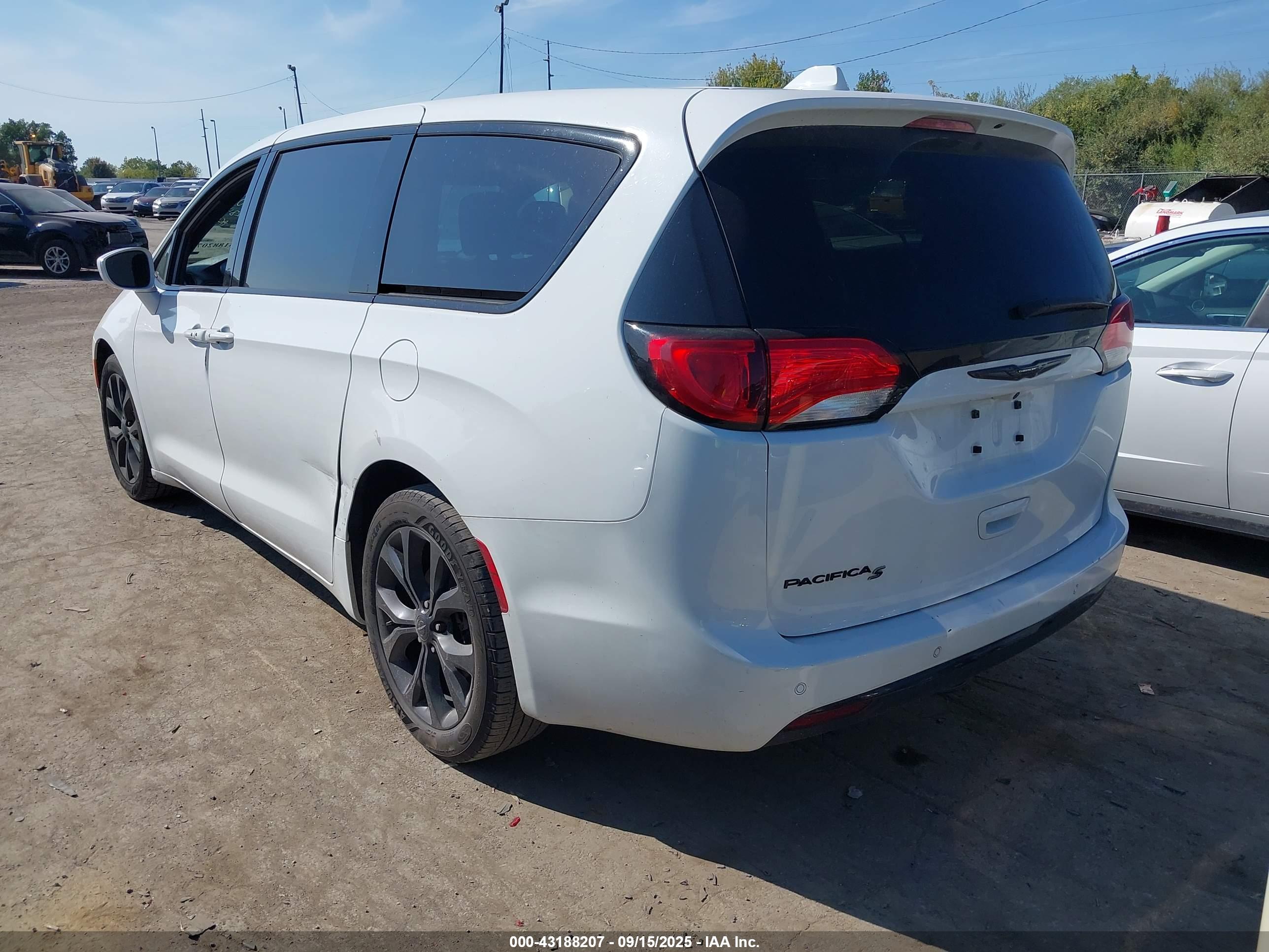 CHRYSLER PACIFICA image 3