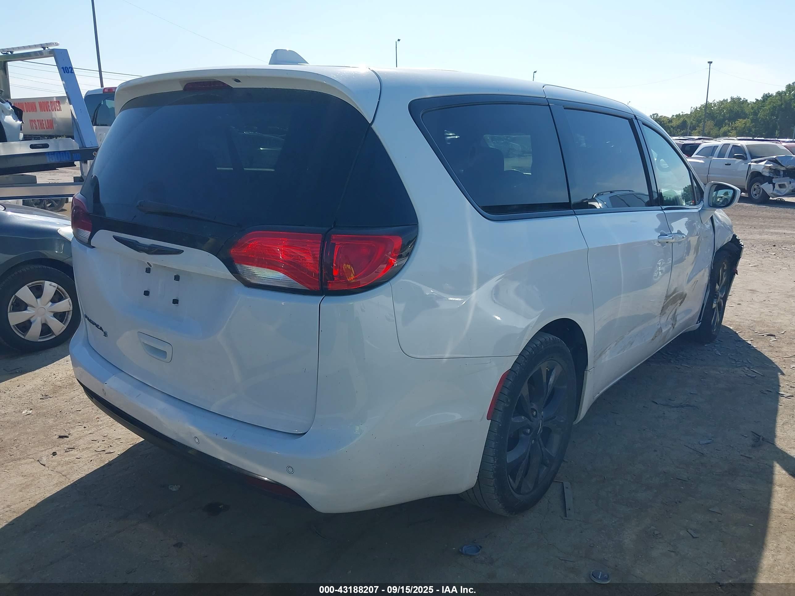 CHRYSLER PACIFICA image 4