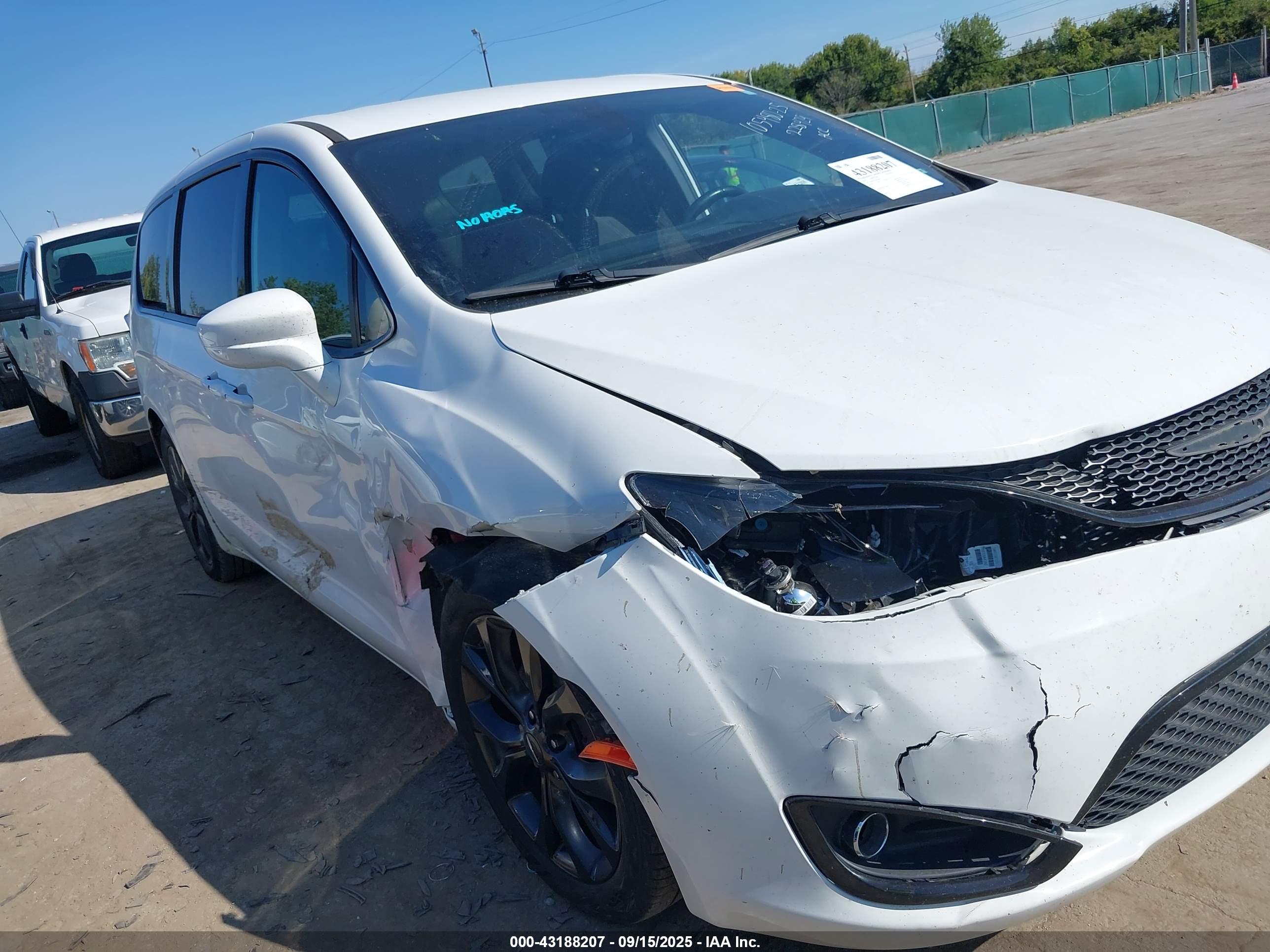 CHRYSLER PACIFICA image 6