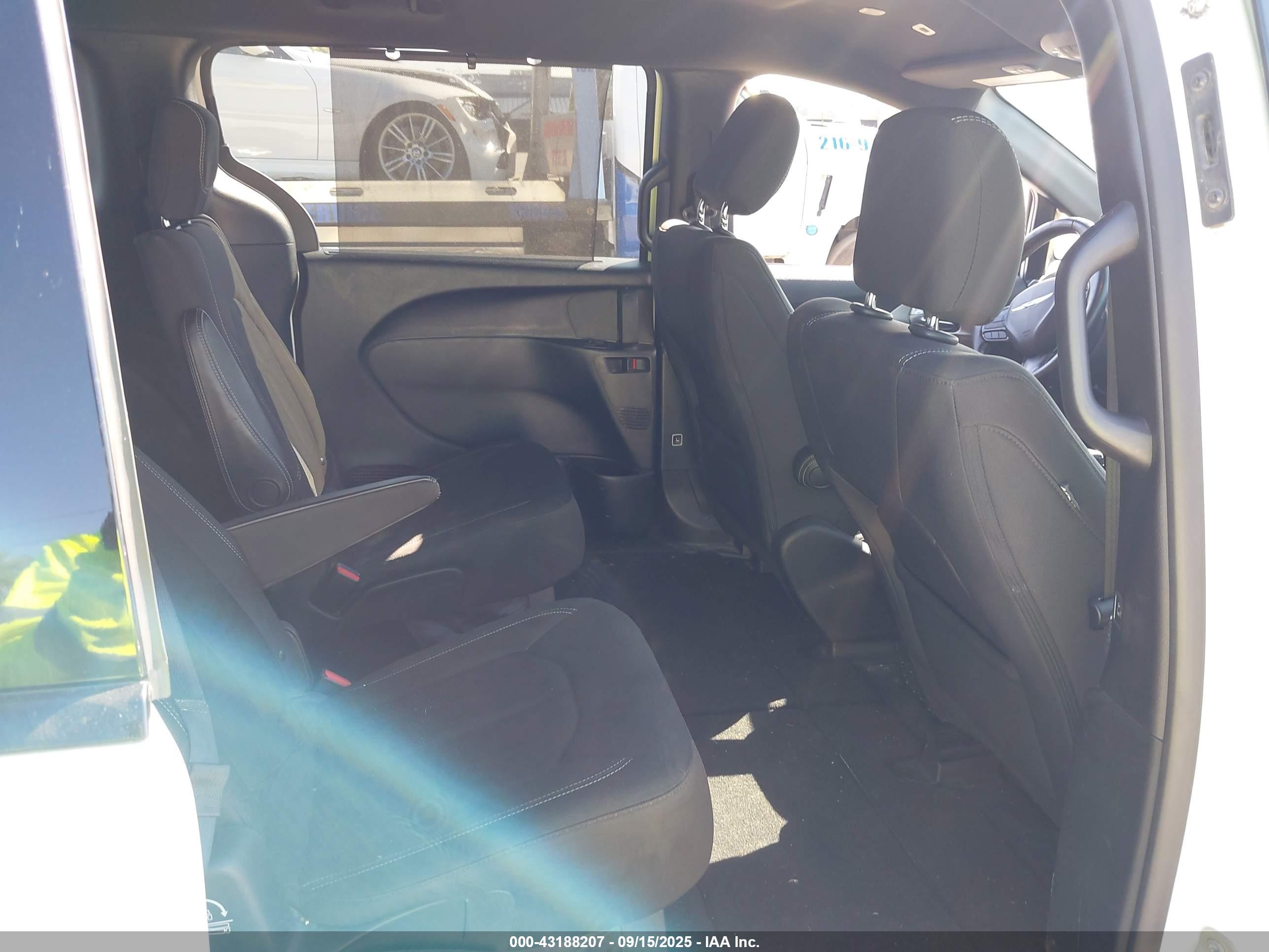 CHRYSLER PACIFICA image 8
