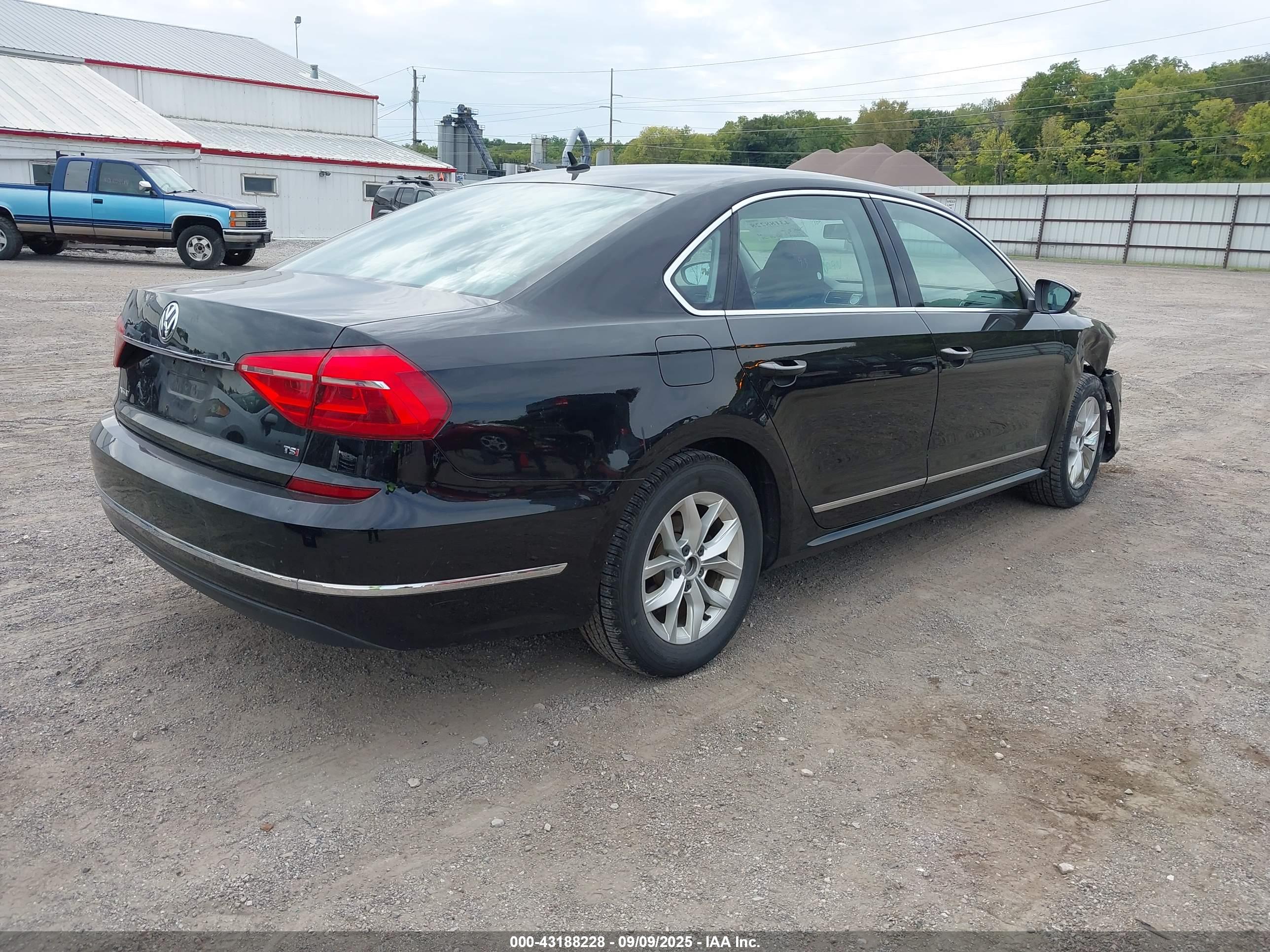 VOLKSWAGEN PASSAT image 4