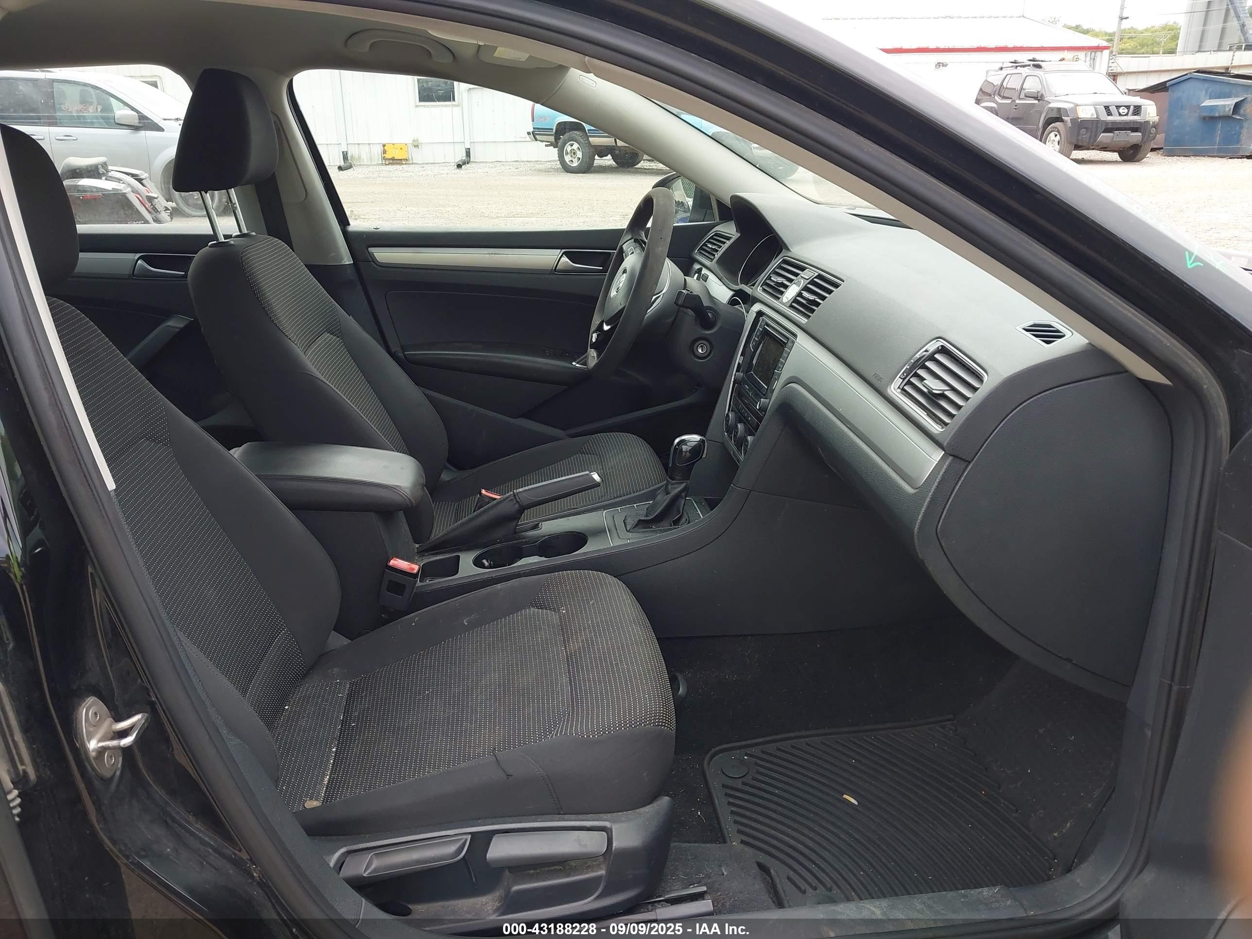VOLKSWAGEN PASSAT image 5