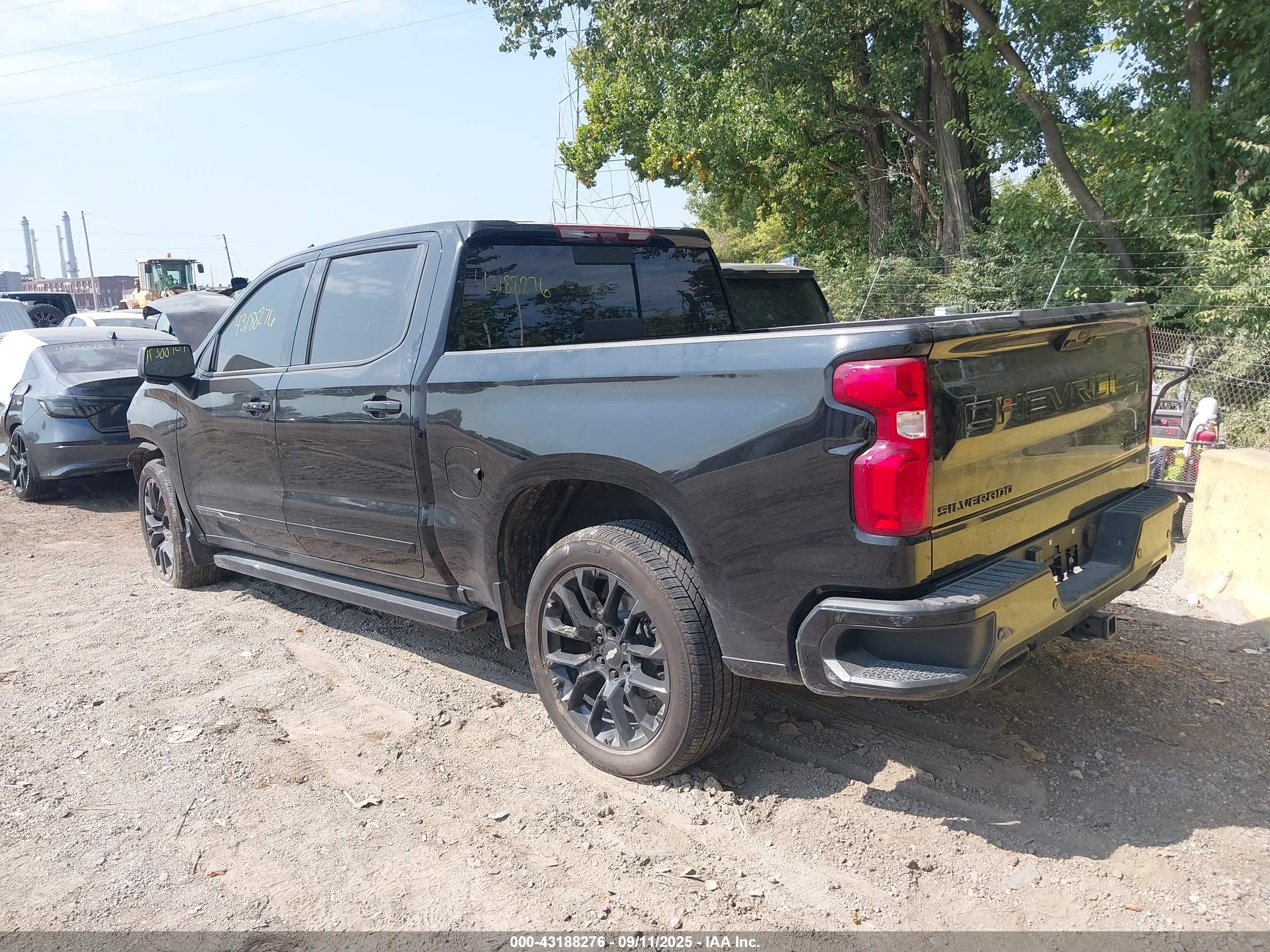 CHEVROLET SILVERADO image 3