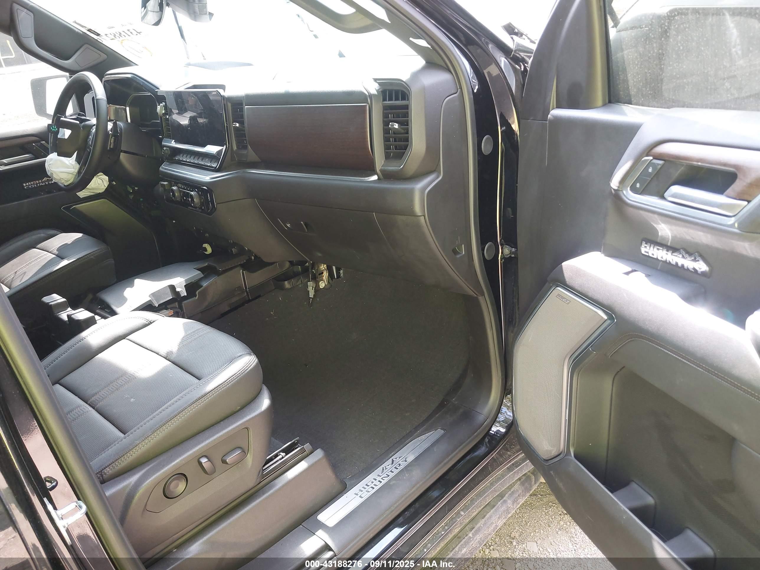 CHEVROLET SILVERADO image 5