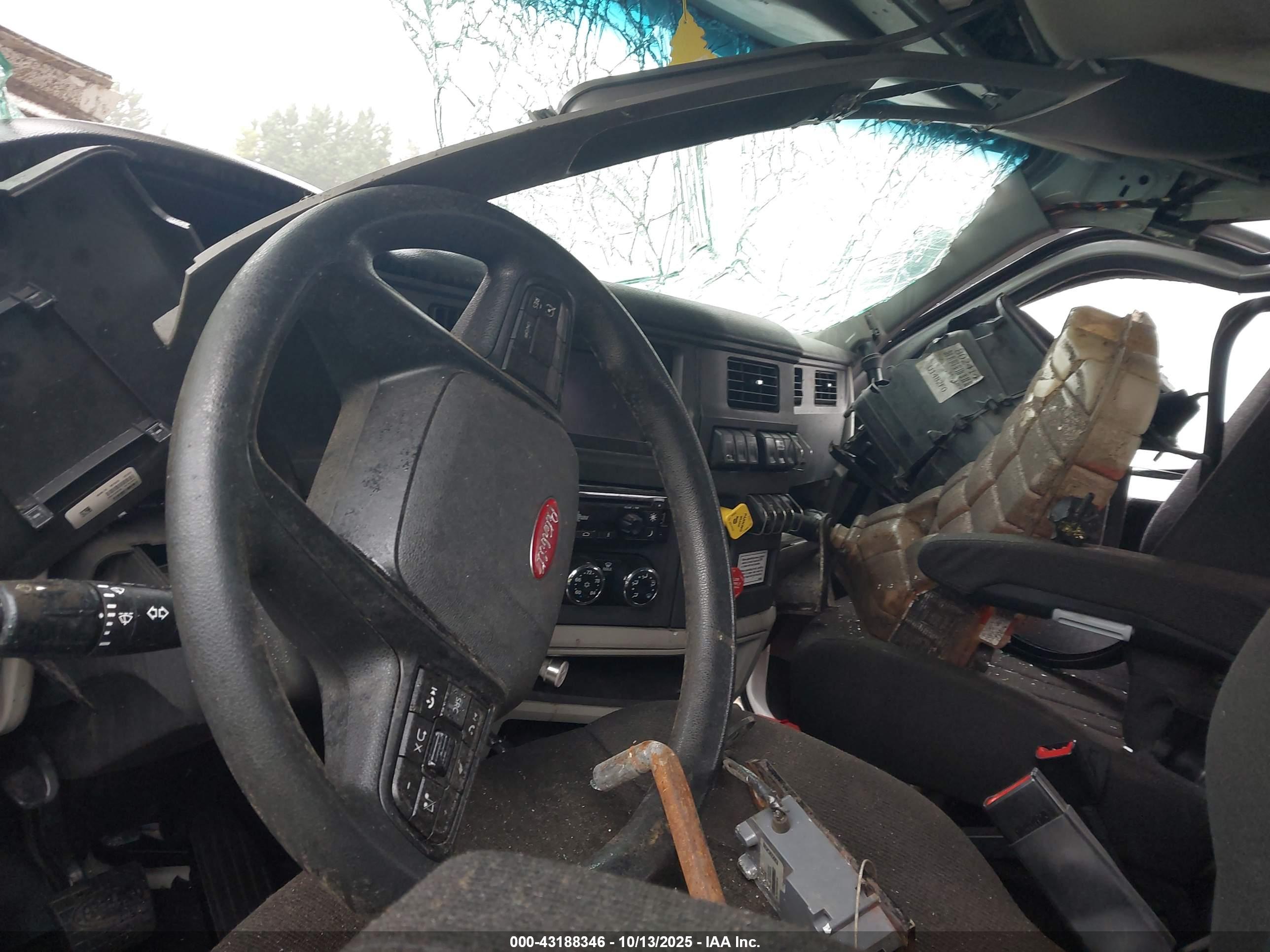 PETERBILT 567 image 8