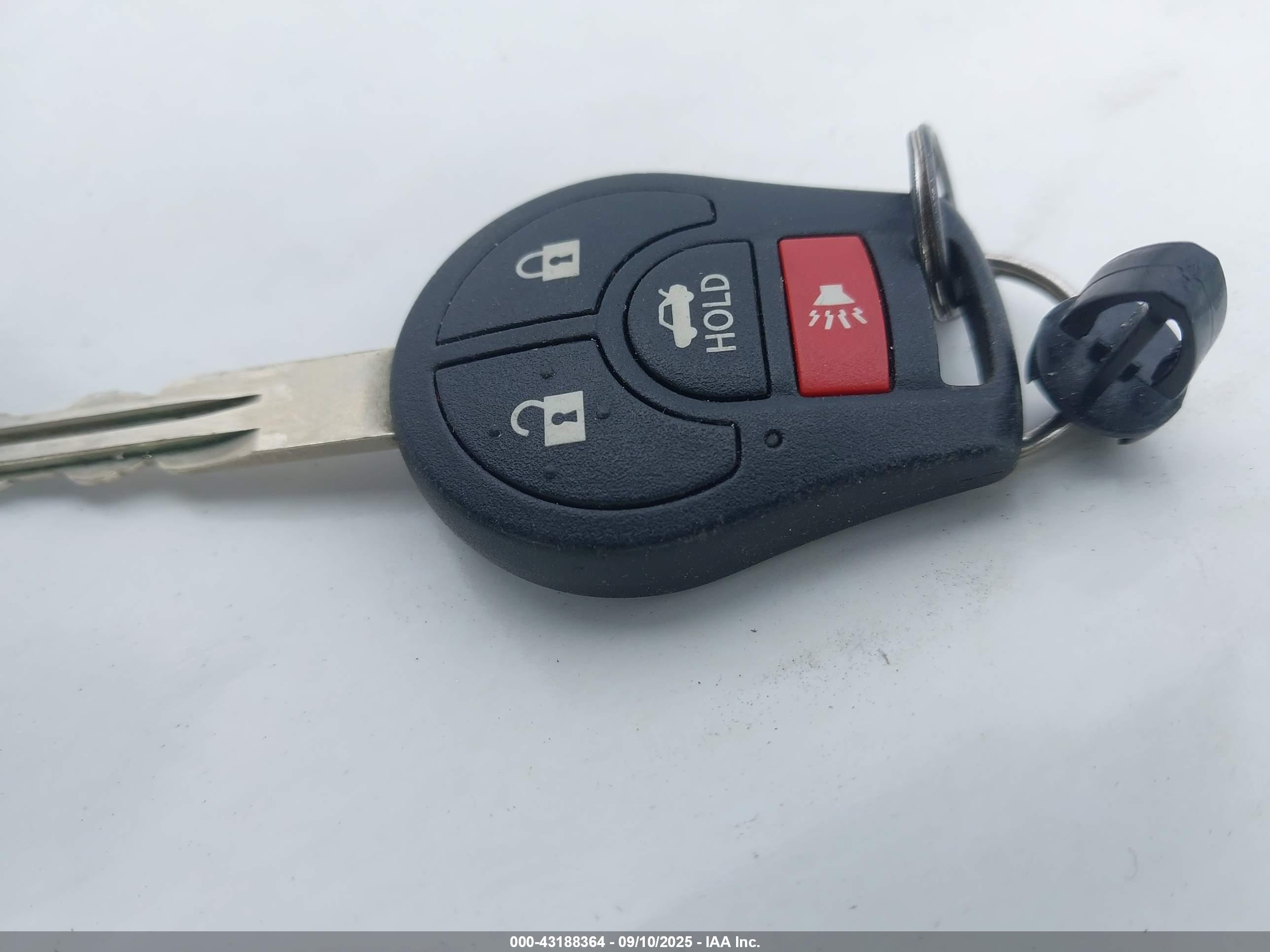 NISSAN VERSA image 11