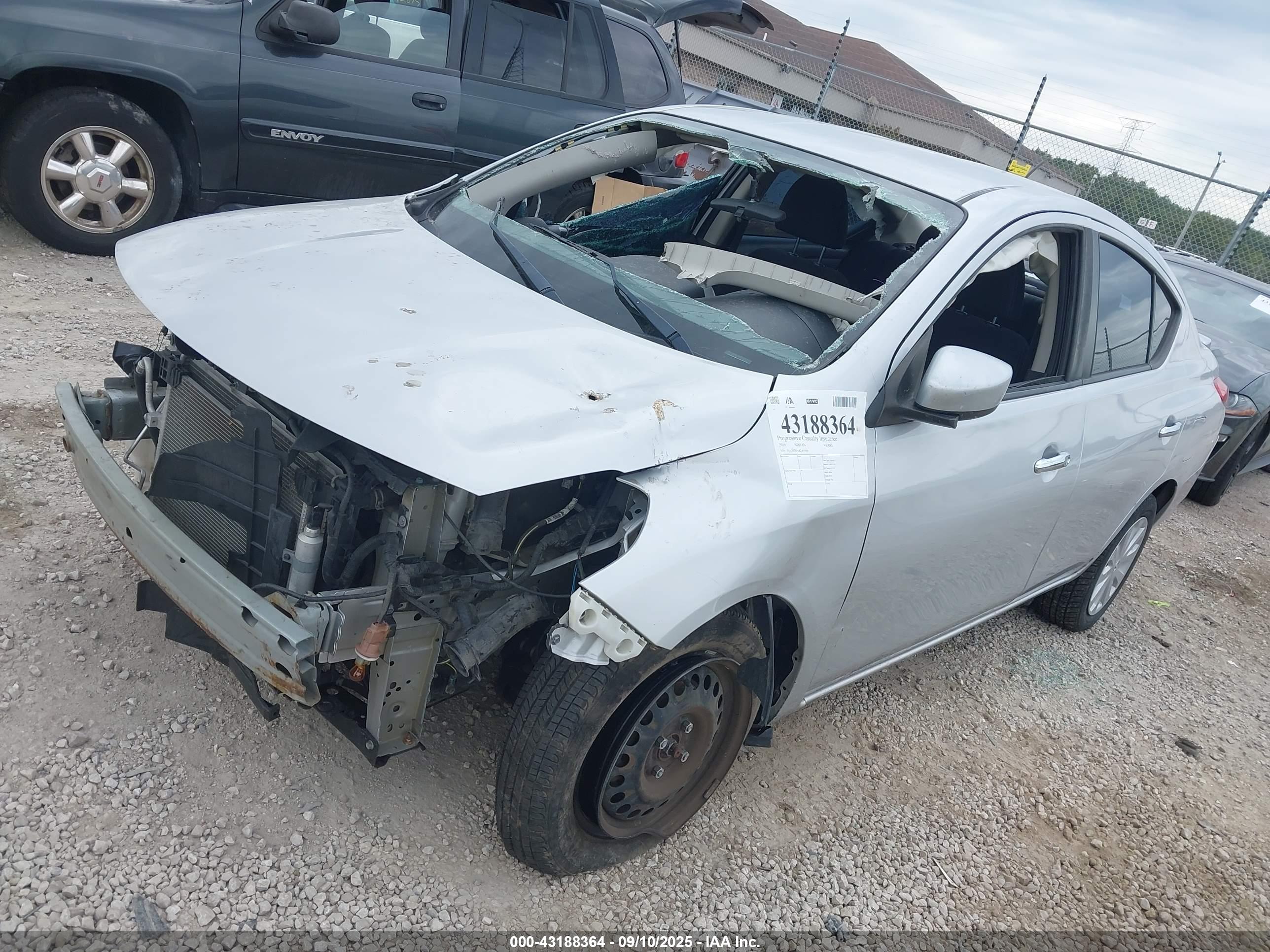 NISSAN VERSA image 2
