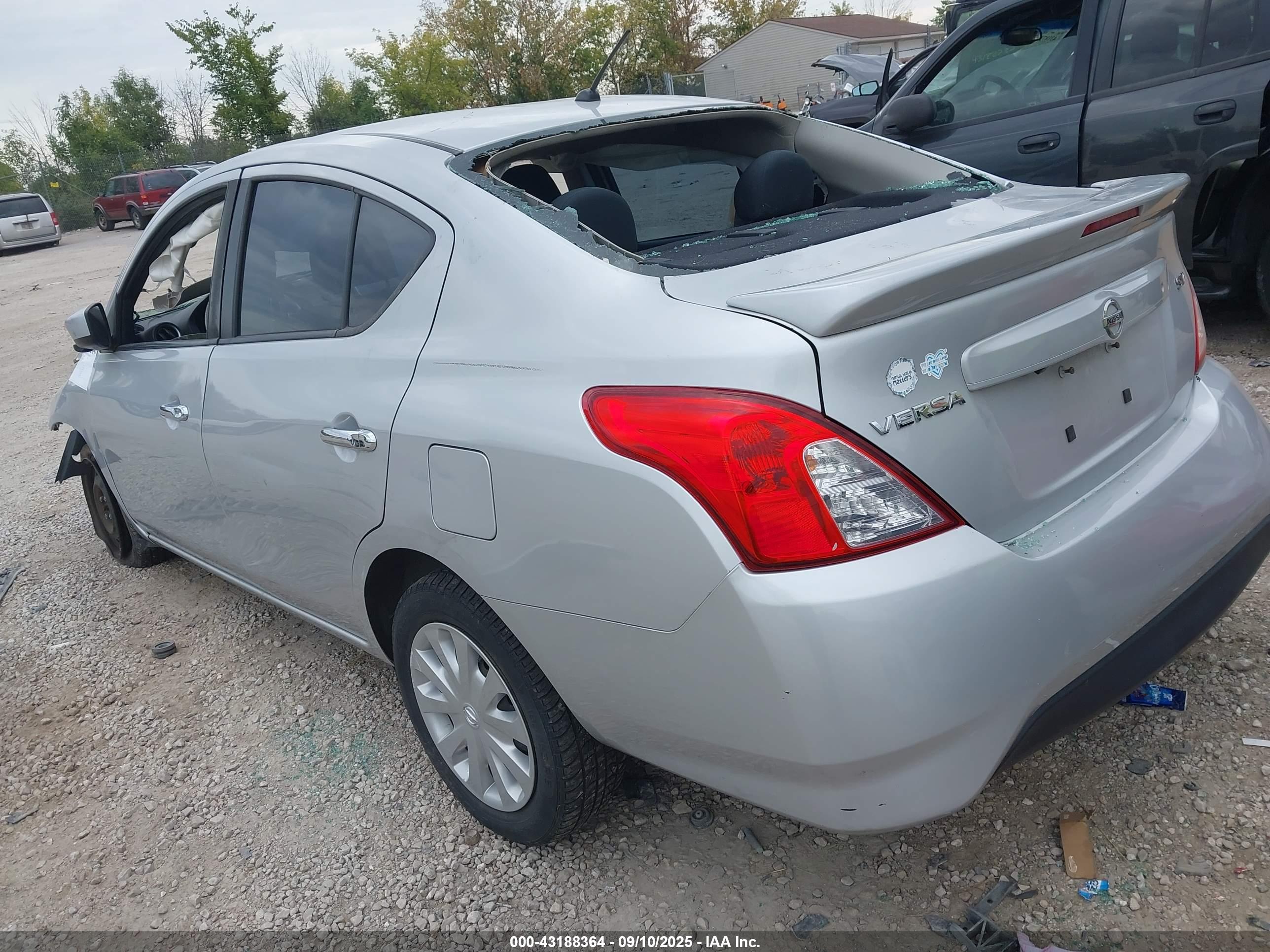 NISSAN VERSA image 3