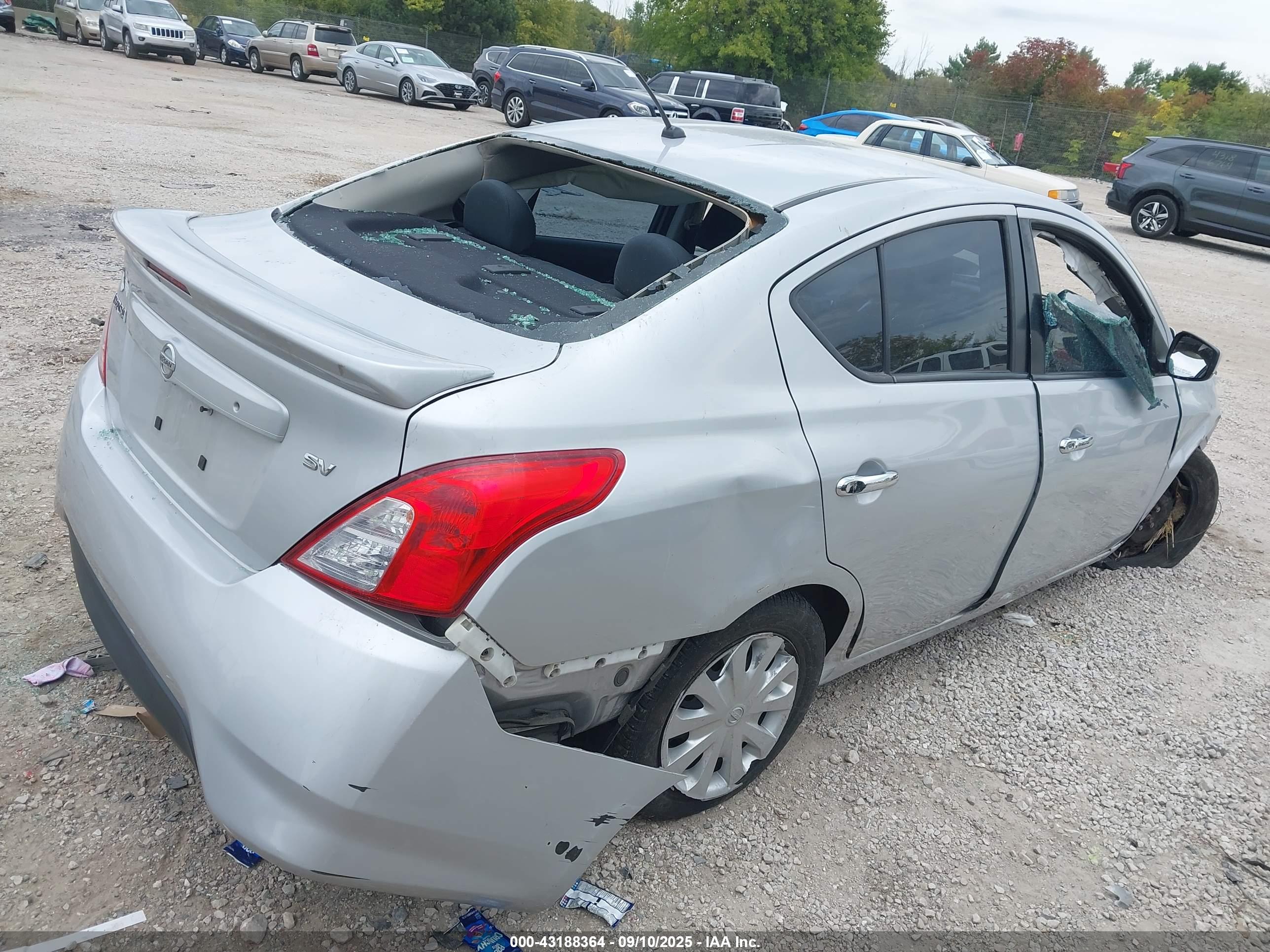 NISSAN VERSA image 4