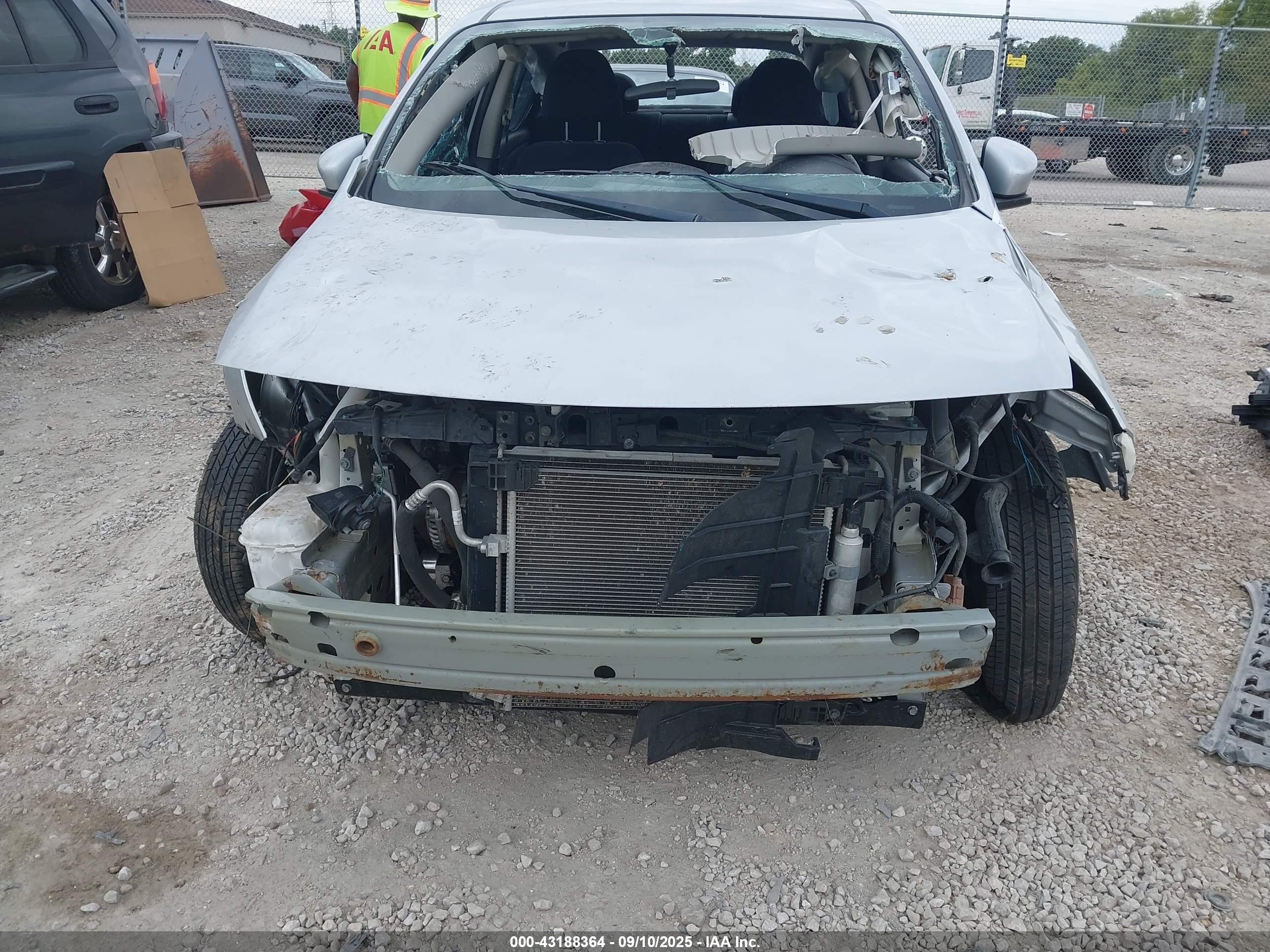 NISSAN VERSA image 6