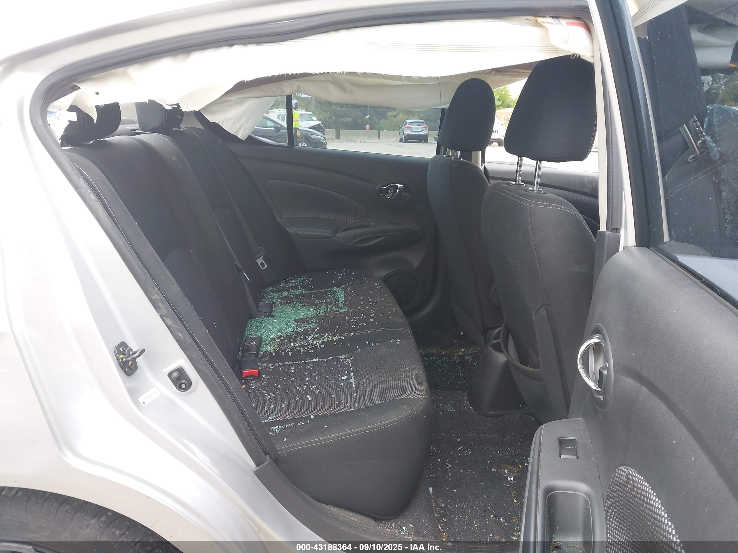 NISSAN VERSA image 8