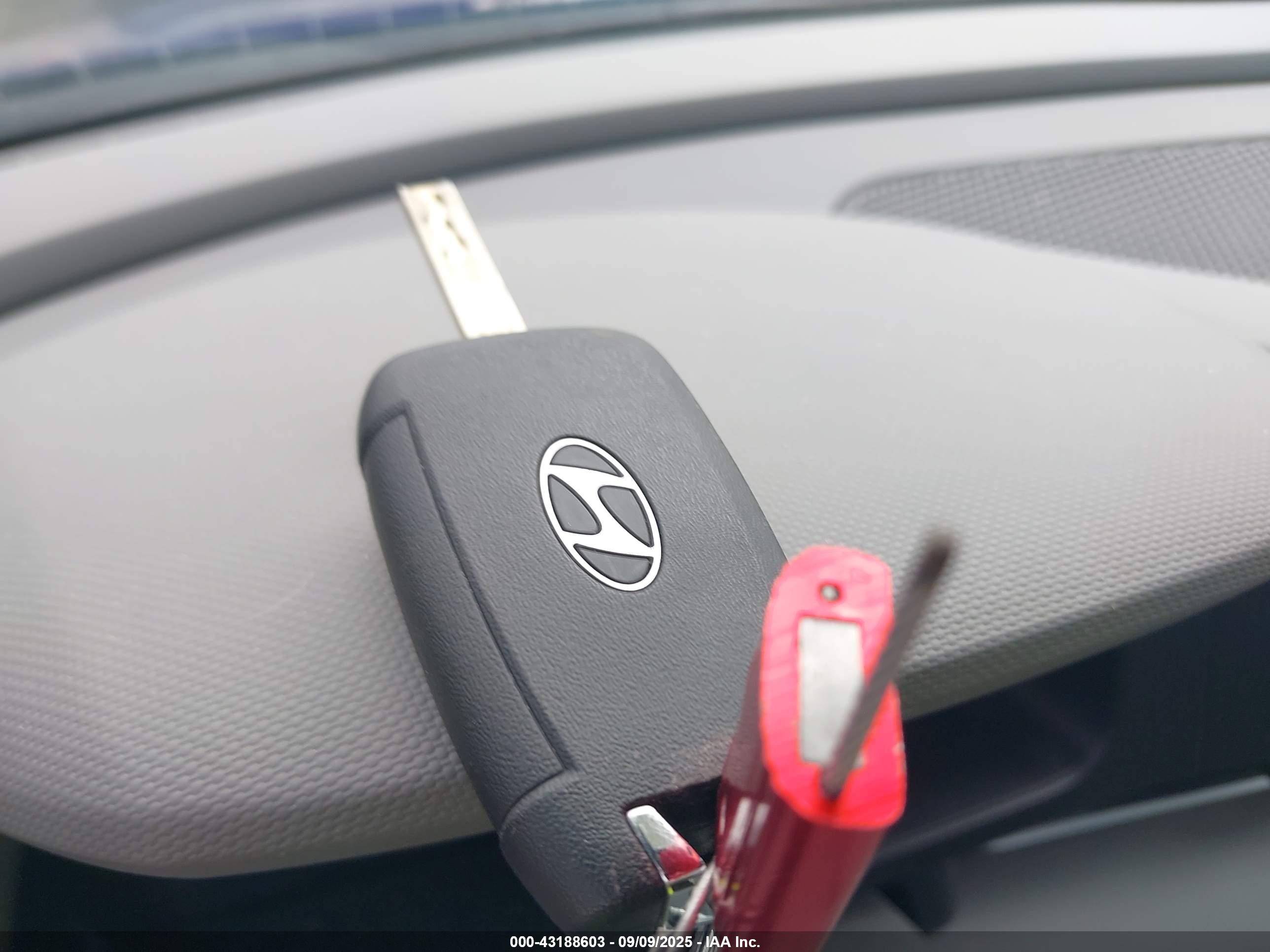 HYUNDAI ELANTRA image 11
