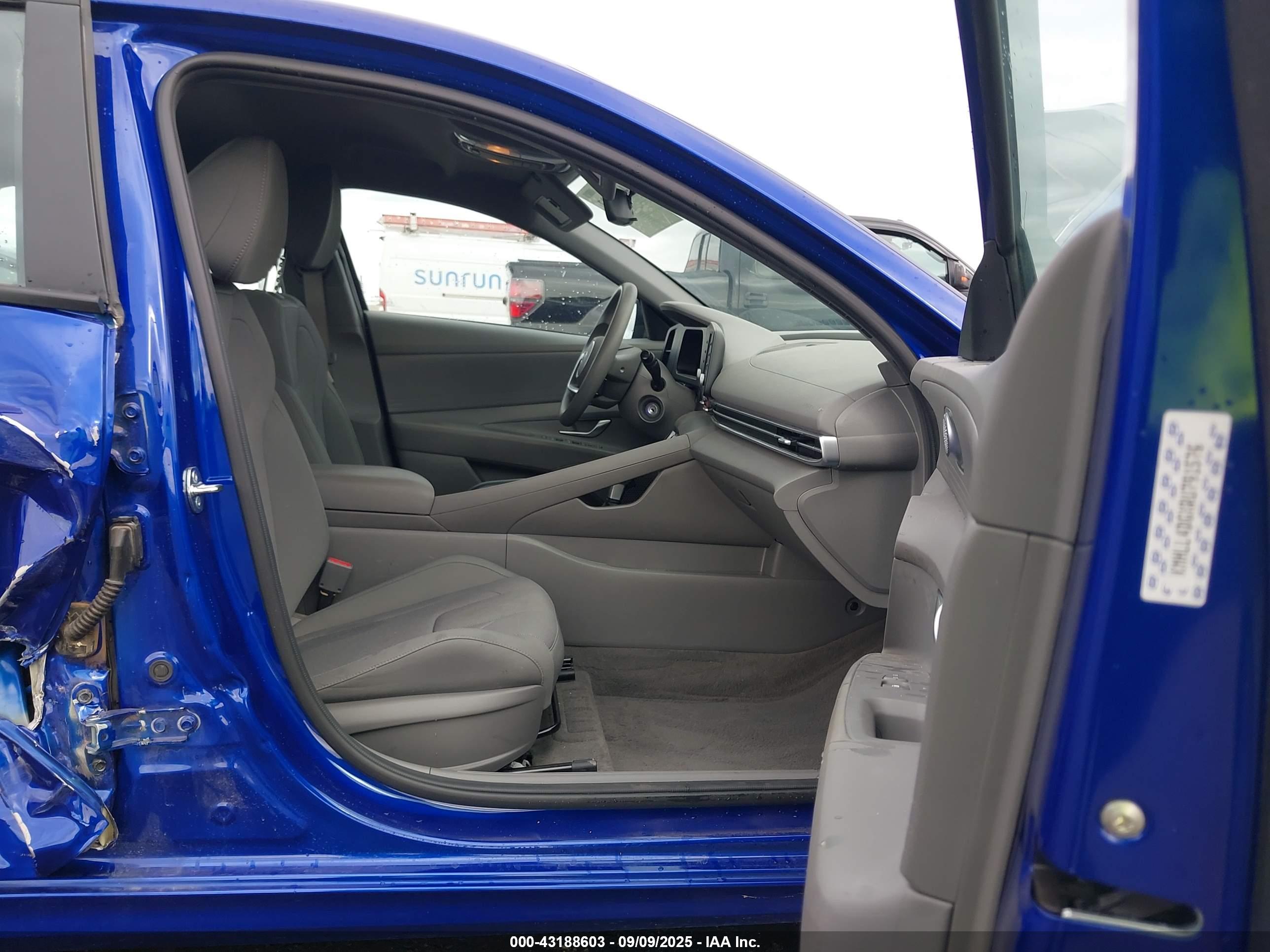 HYUNDAI ELANTRA image 5