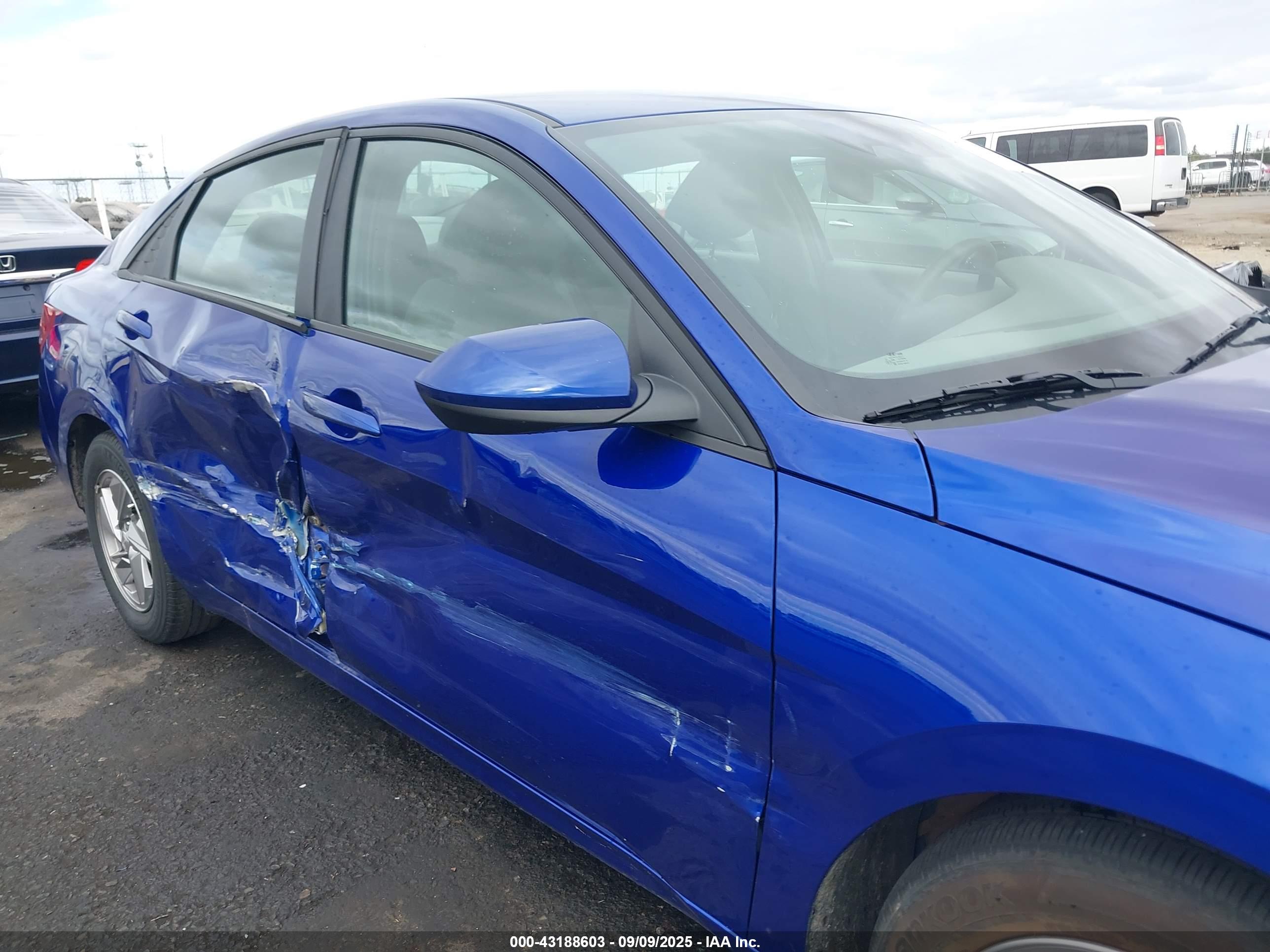 HYUNDAI ELANTRA image 6