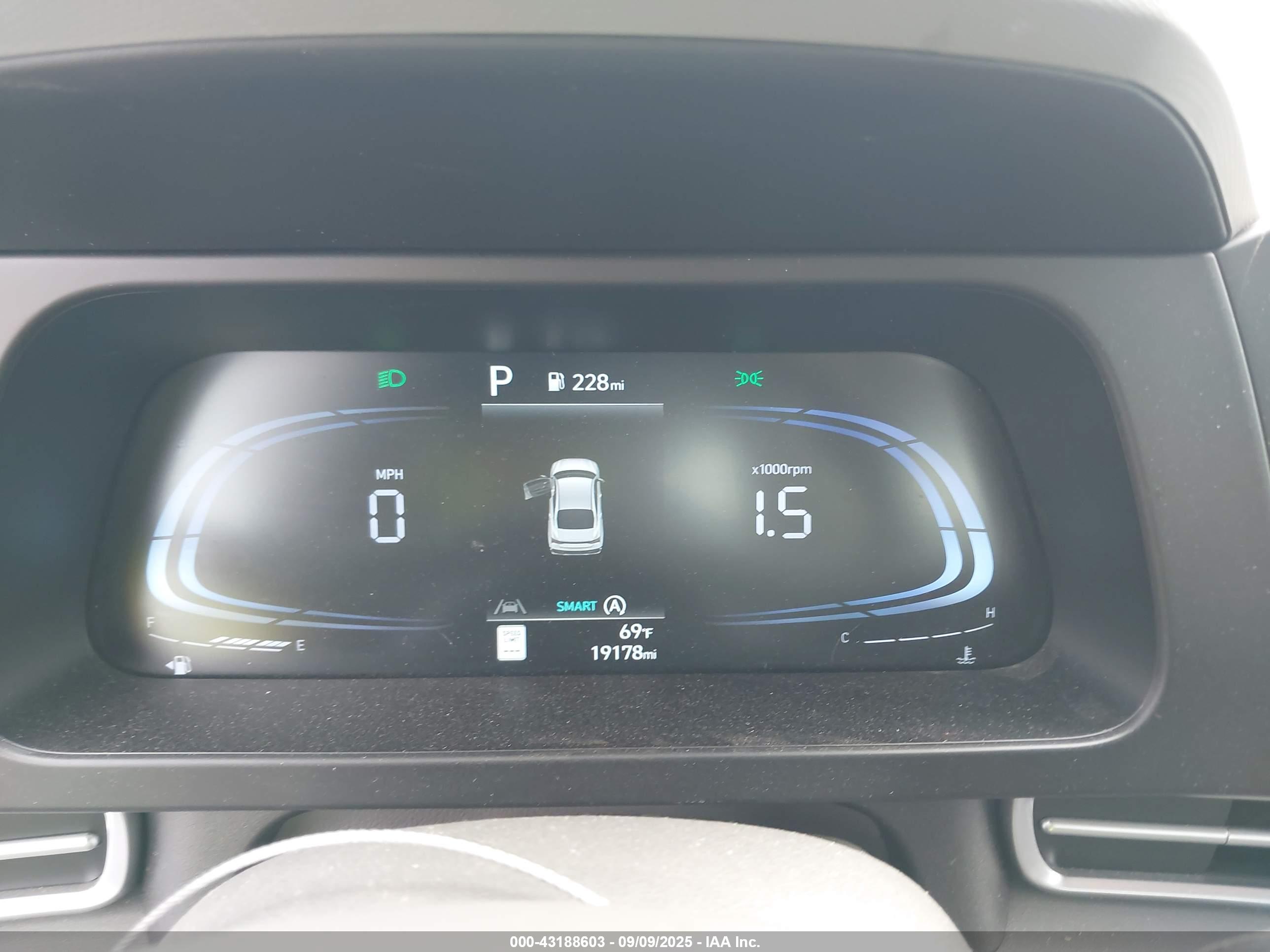 HYUNDAI ELANTRA image 7