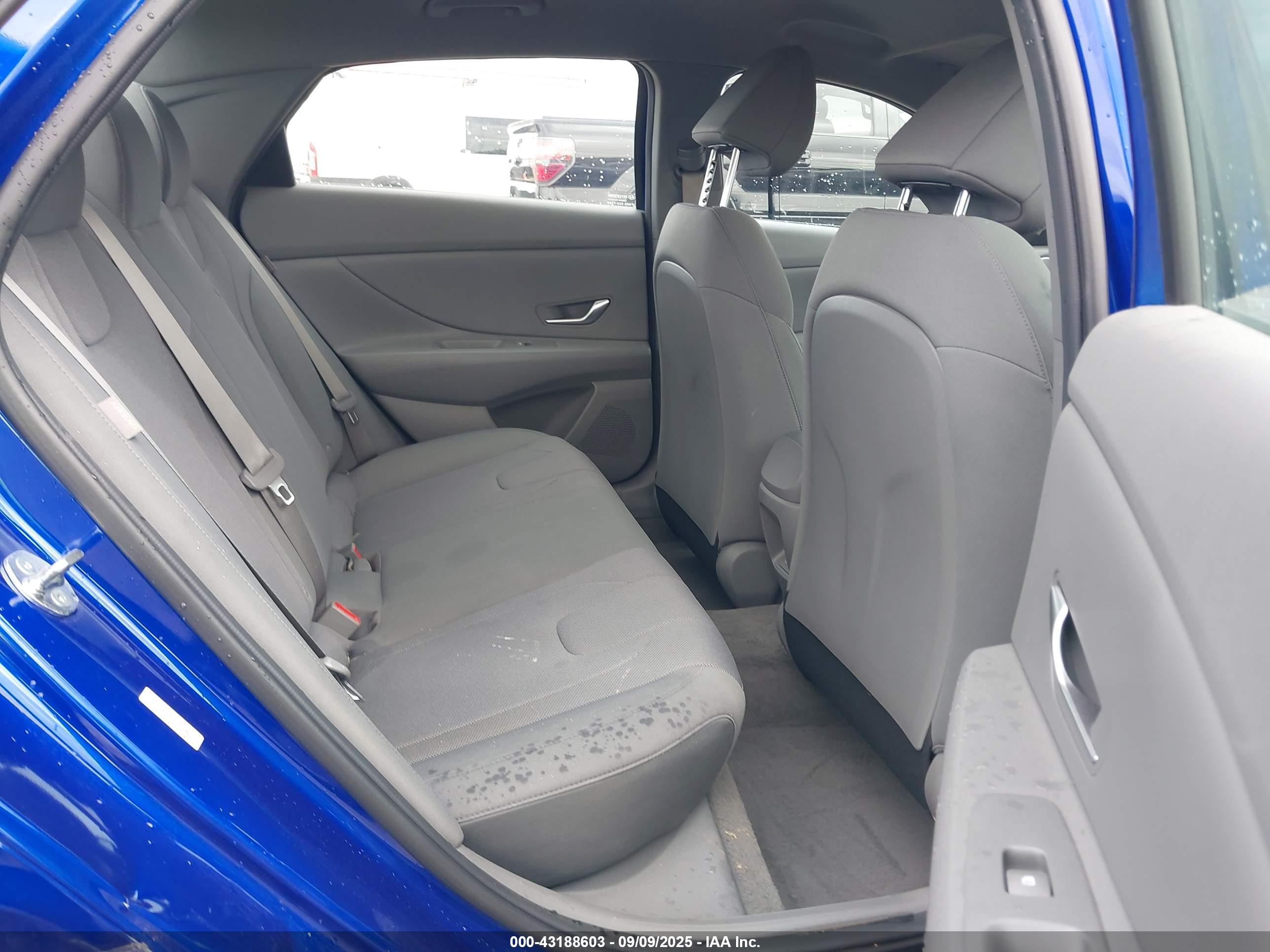 HYUNDAI ELANTRA image 8