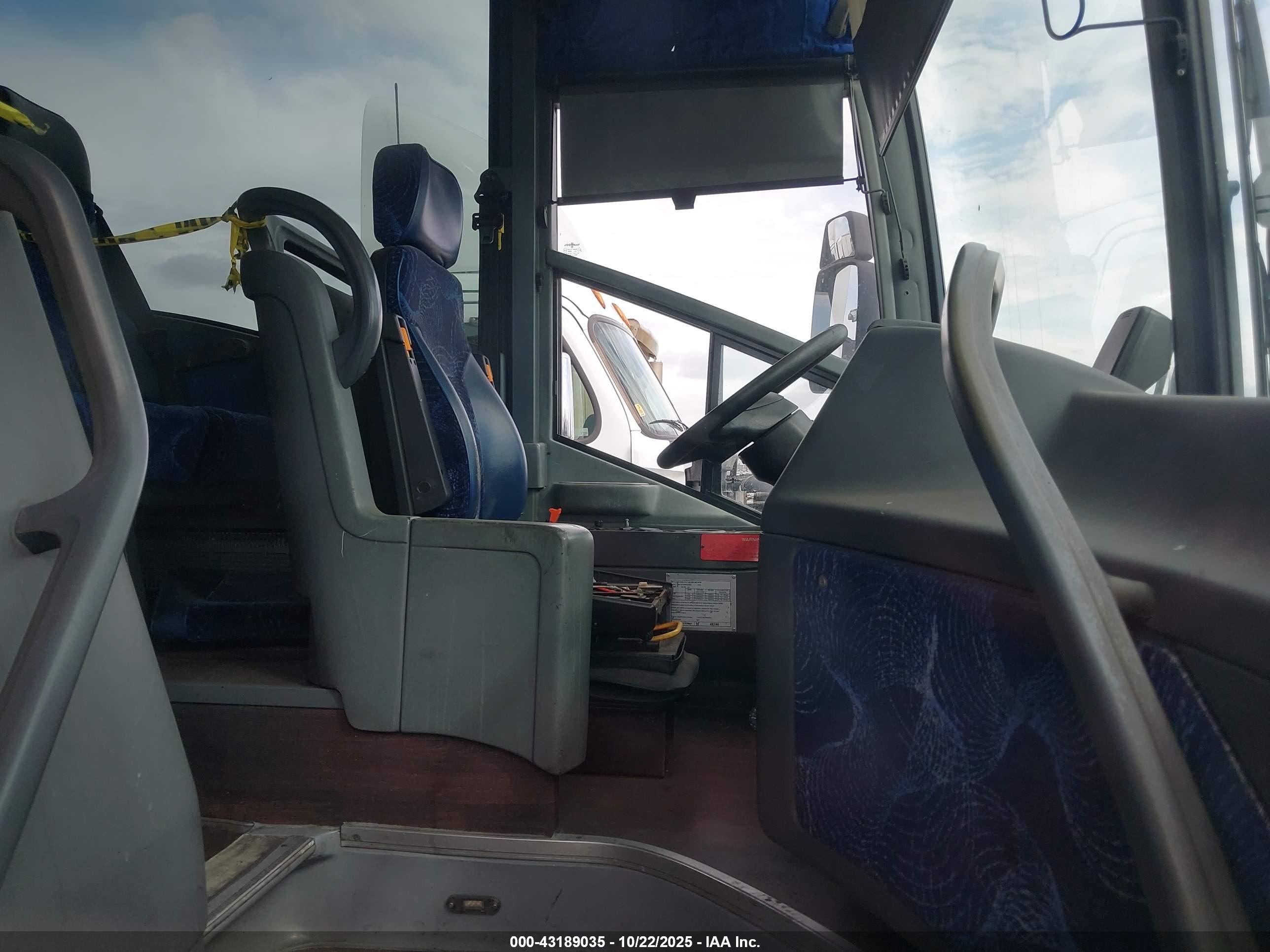 VAN HOOL image 5