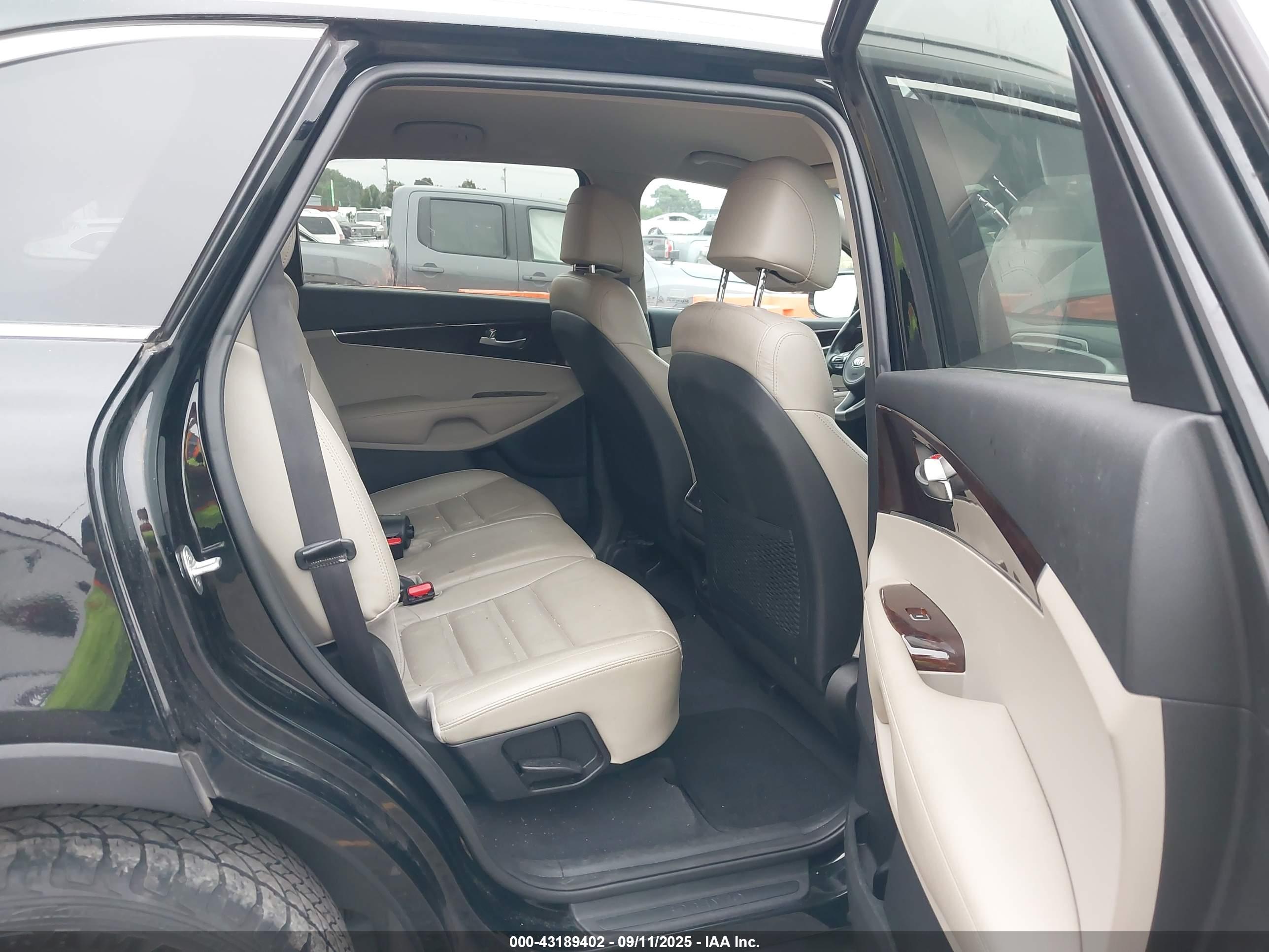 KIA SORENTO image 8