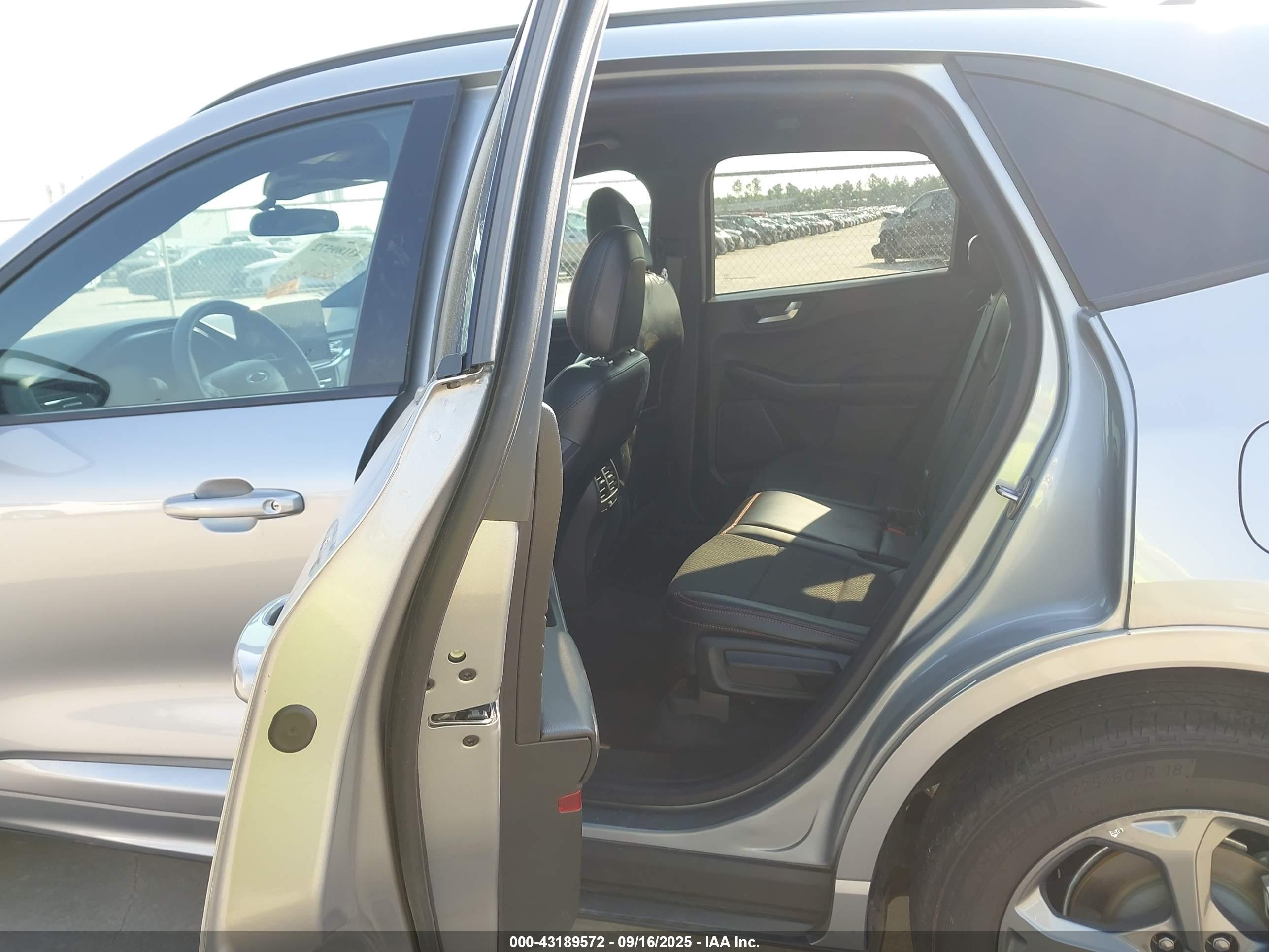 FORD ESCAPE image 8