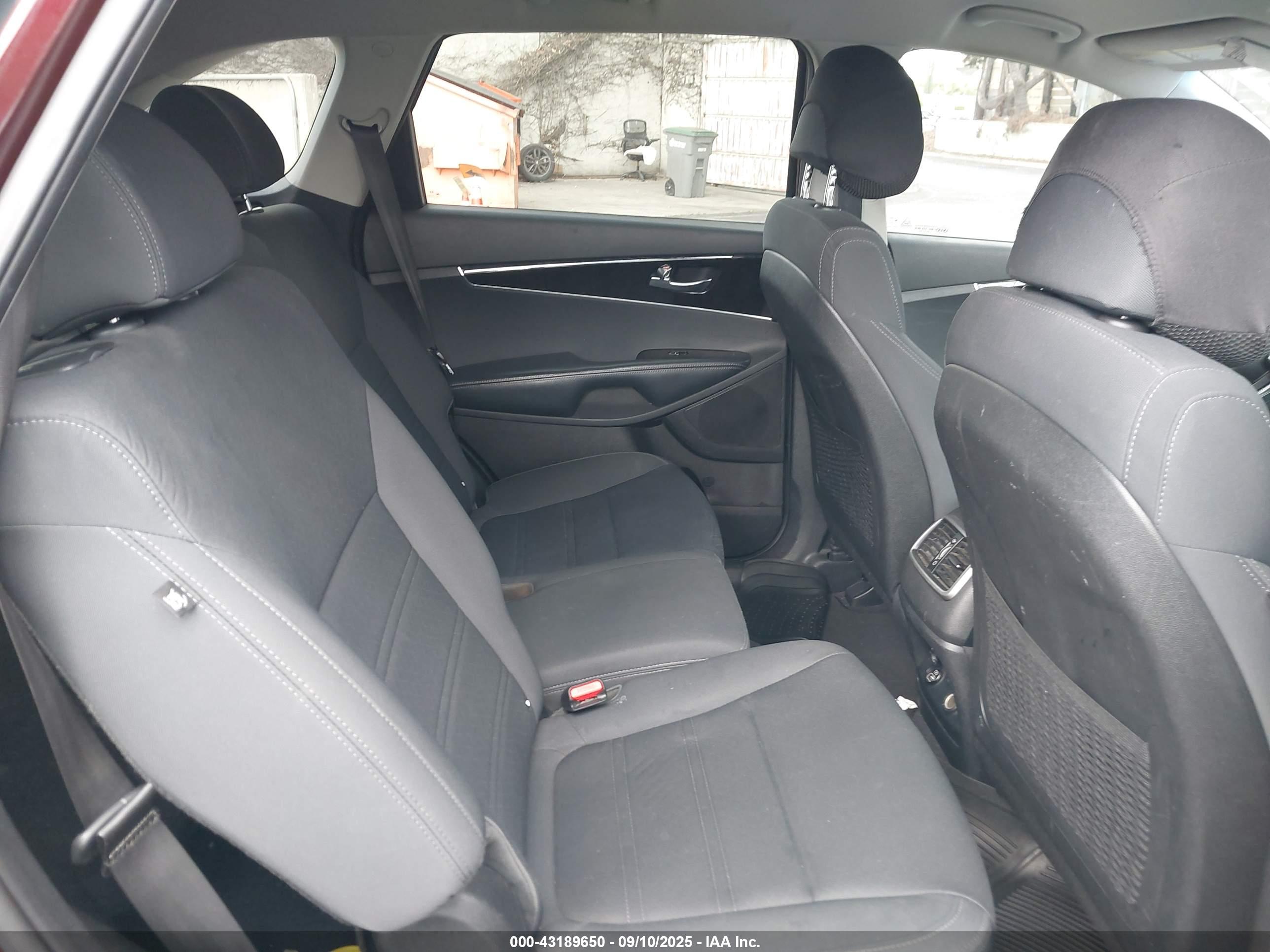 KIA SORENTO image 8