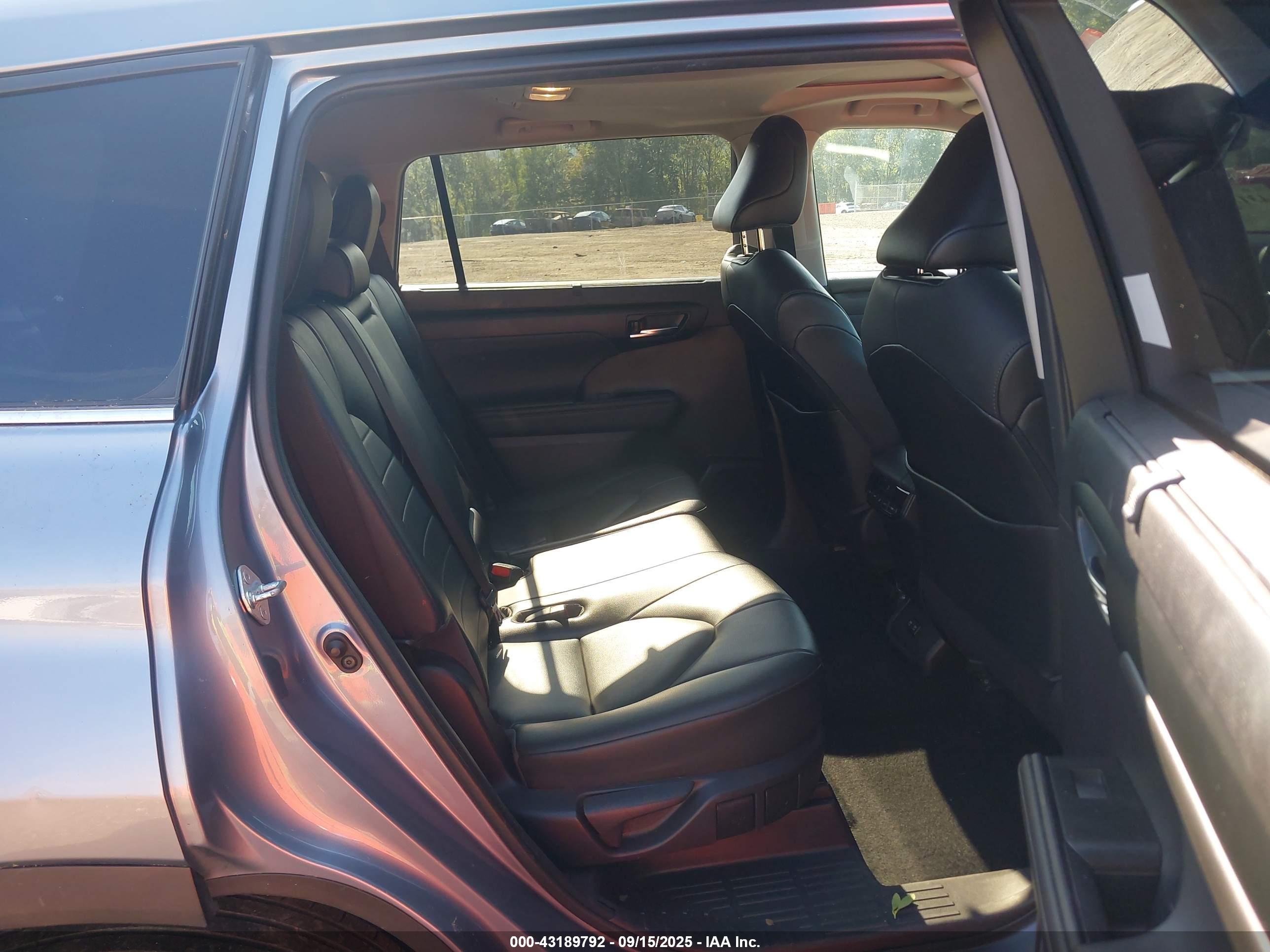 TOYOTA HIGHLANDER image 8